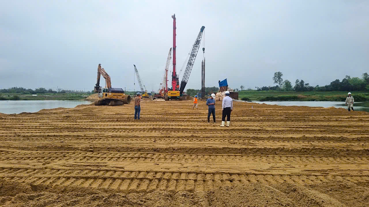 Quảng Ng&atilde;i bắc cầu v&ograve;m th&eacute;p qua s&ocirc;ng Tr&agrave; Kh&uacute;c- Ảnh 11.