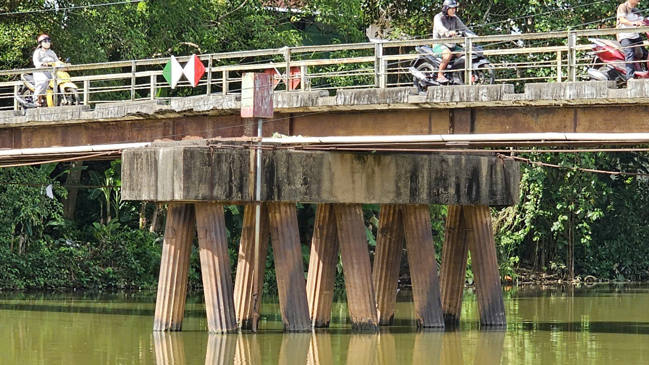 Huế: Người d&acirc;n thấp thỏm mỗi khi đi qua cầu tr&aacute;nh An H&ograve;a- Ảnh 7.