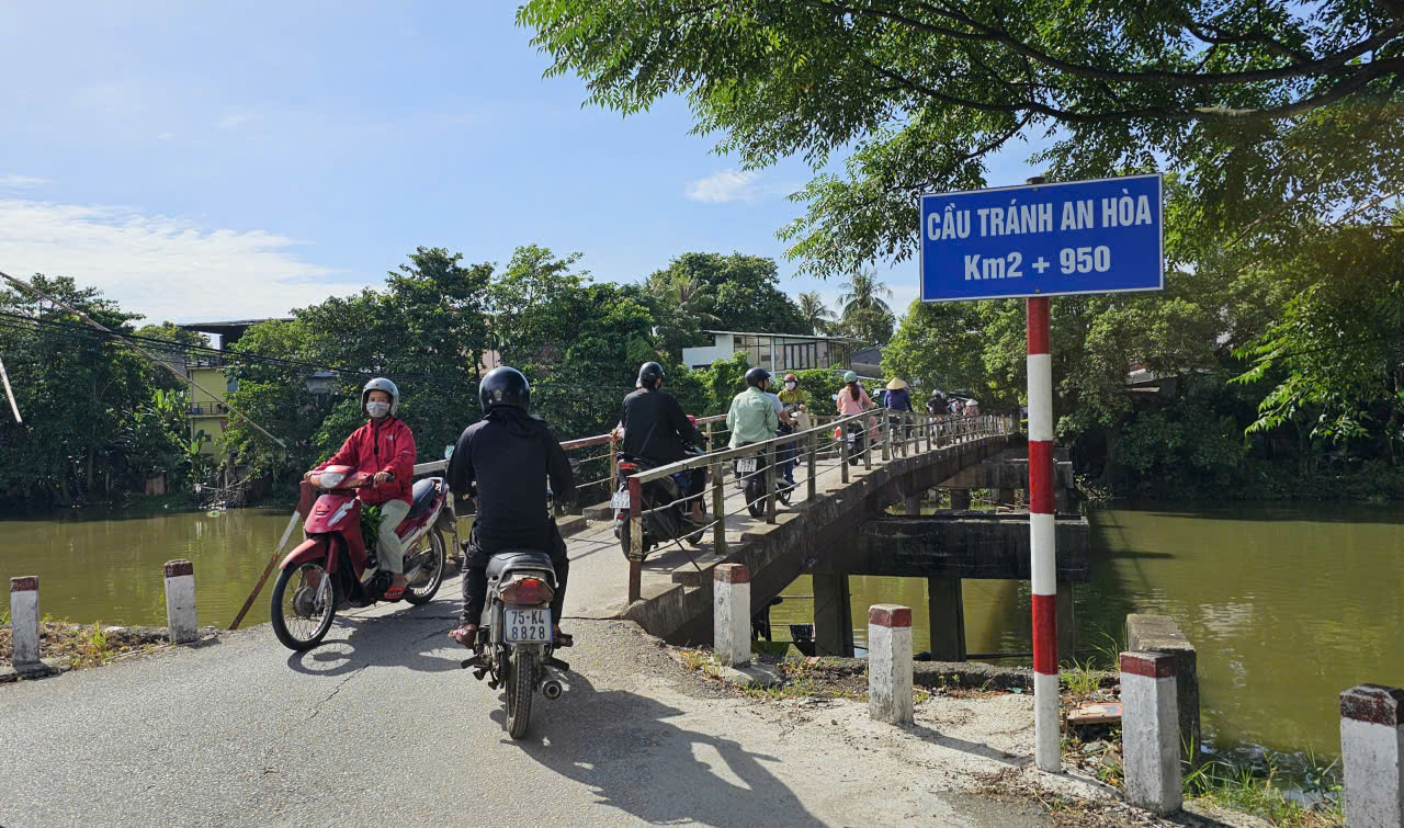 Huế: Người d&acirc;n thấp thỏm mỗi khi đi qua cầu tr&aacute;nh An H&ograve;a- Ảnh 1.