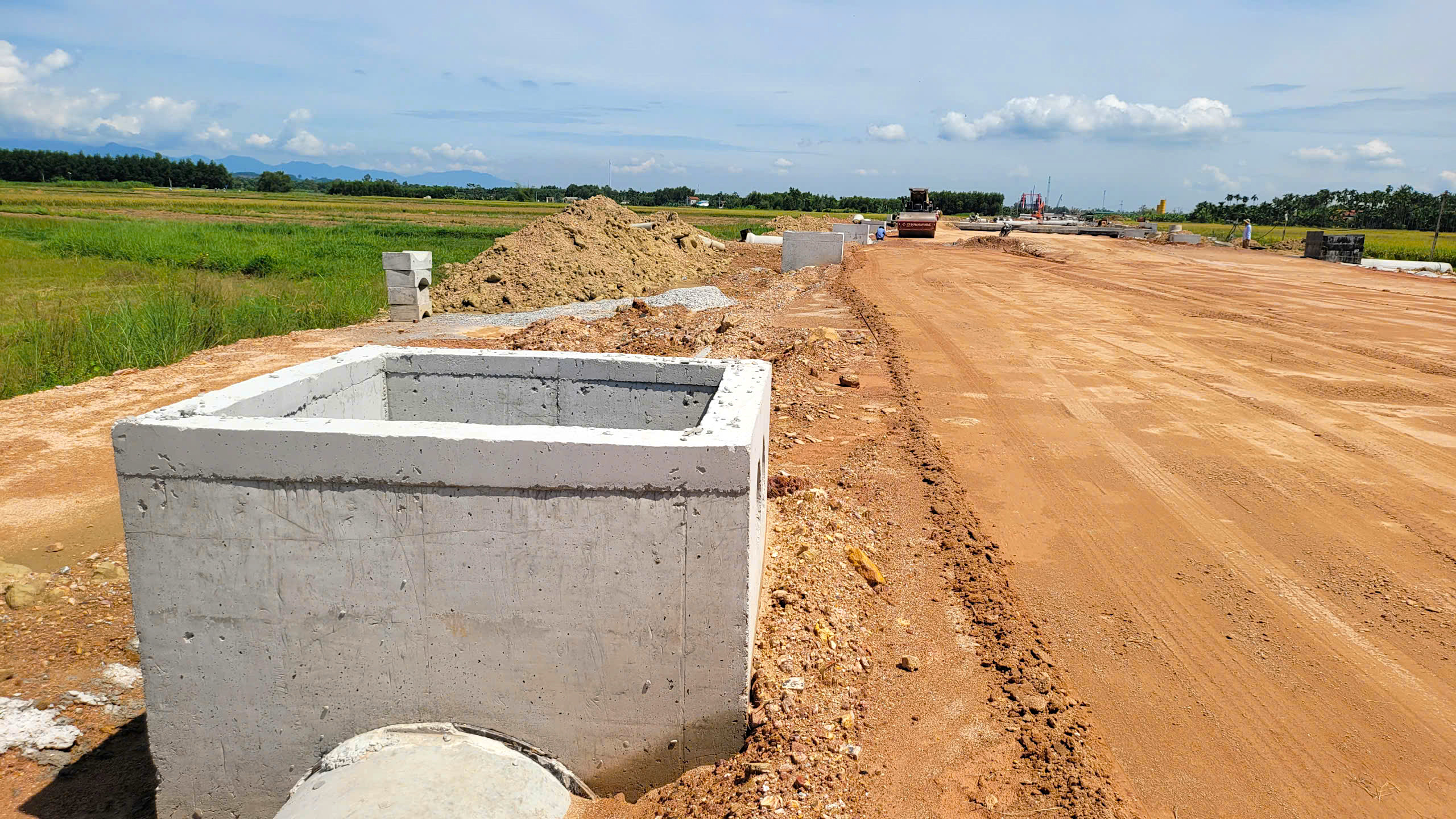 Quảng Ng&atilde;i bắc cầu v&ograve;m th&eacute;p qua s&ocirc;ng Tr&agrave; Kh&uacute;c- Ảnh 10.