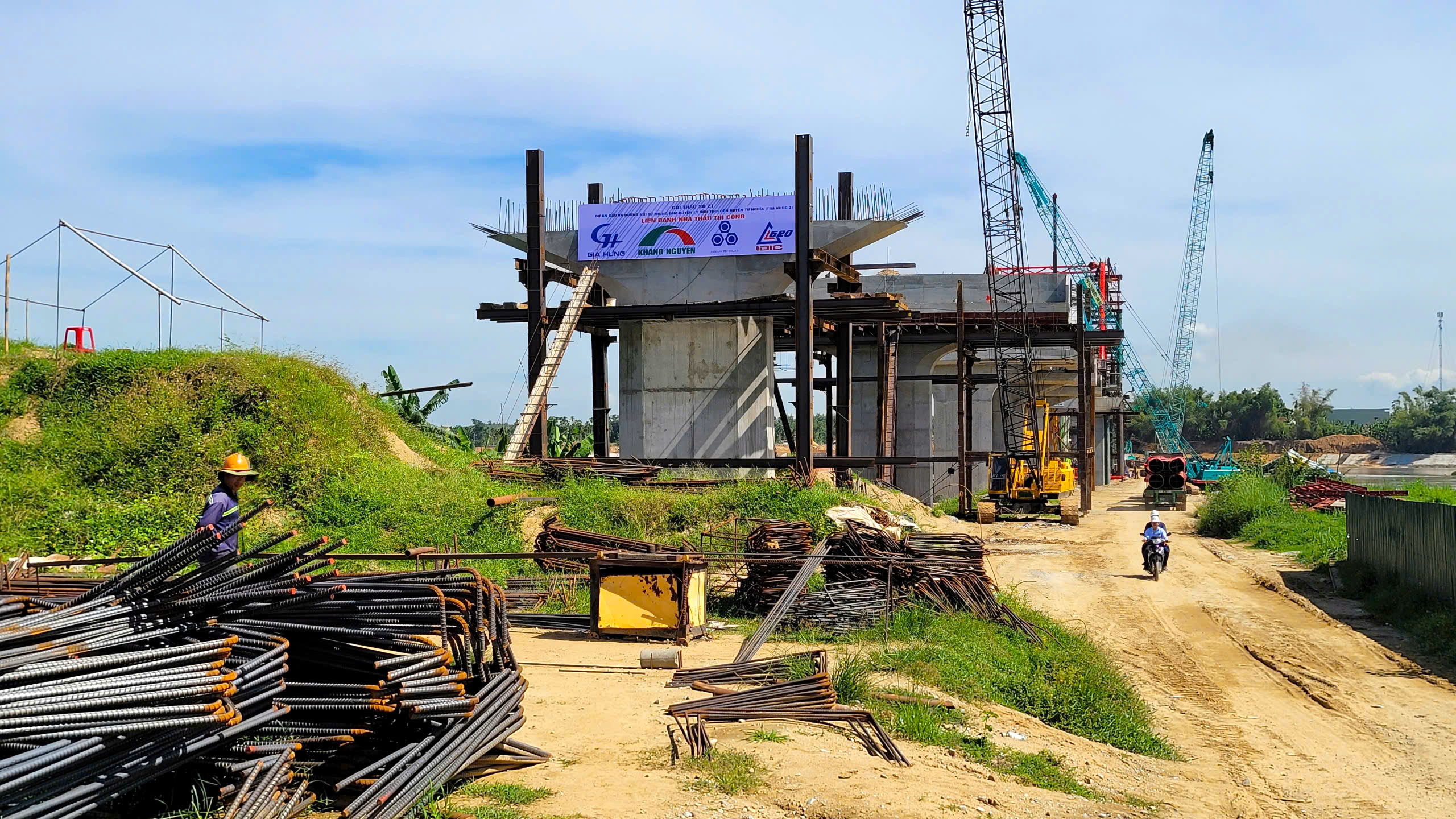 Quảng Ng&atilde;i bắc cầu v&ograve;m th&eacute;p qua s&ocirc;ng Tr&agrave; Kh&uacute;c- Ảnh 17.