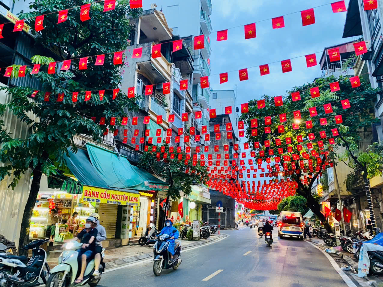H&agrave; Nội rực rỡ cờ hoa trong ng&agrave;y thu th&aacute;ng T&aacute;m lịch sử- Ảnh 8.