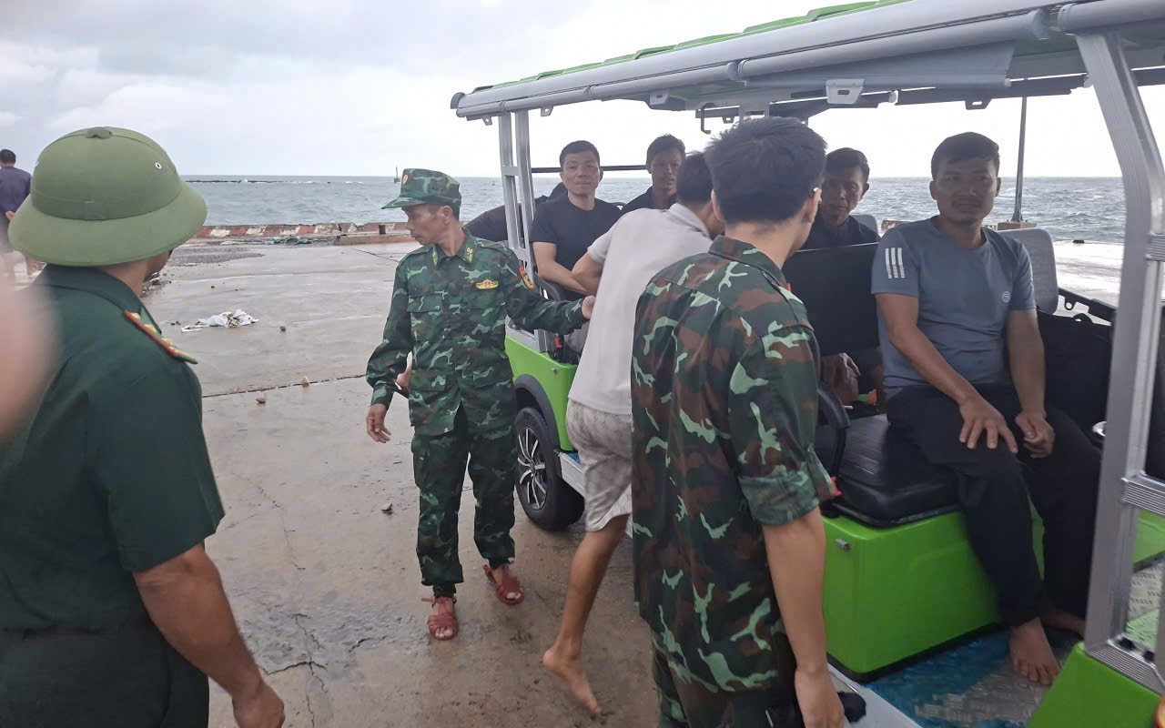 Quảng Ninh: Đồn Bi&ecirc;n ph&ograve;ng đảo Trần cứu 10 ngư d&acirc;n bị đắm t&agrave;u tr&ecirc;n biển