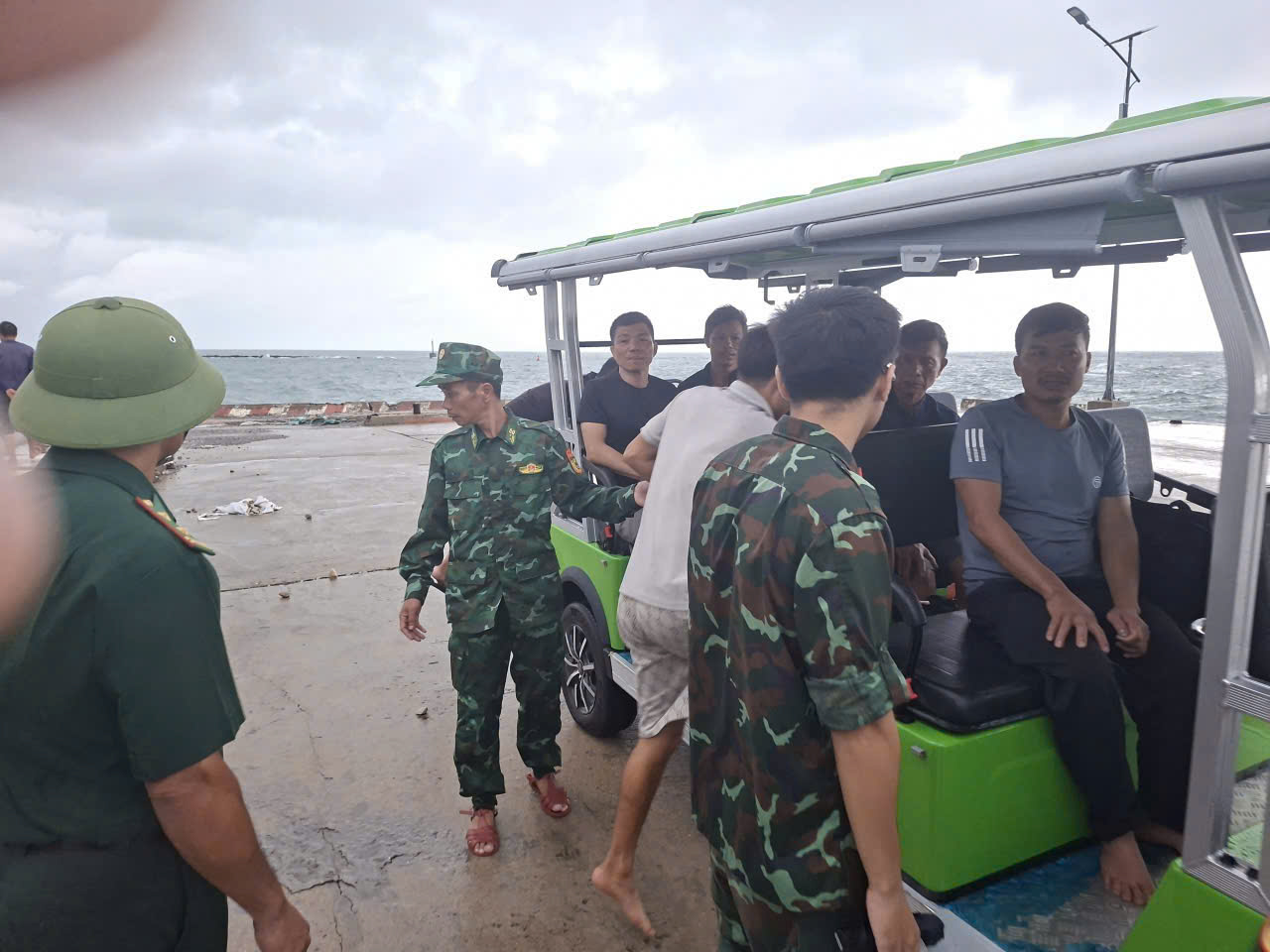 Quảng Ninh: Đồn Bi&ecirc;n ph&ograve;ng đảo Trần cứu 10 ngư d&acirc;n bị đắm t&agrave;u tr&ecirc;n biển- Ảnh 2.