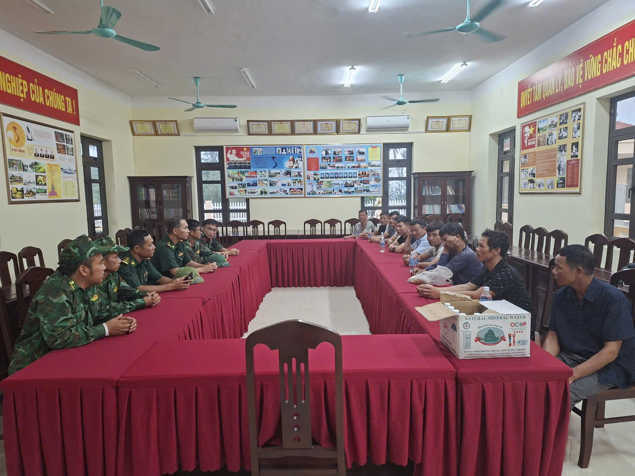 Quảng Ninh: Đồn Bi&ecirc;n ph&ograve;ng đảo Trần cứu 10 ngư d&acirc;n bị đắm t&agrave;u tr&ecirc;n biển- Ảnh 1.