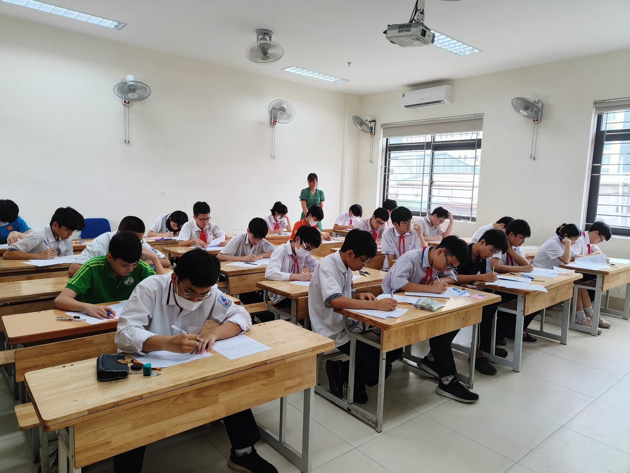 Miễn học phí từ 2025, phụ huynh vẫn phải đóng nhiều khoản đầu năm- Ảnh 1. Miễn học phí từ 2025, phụ huynh vẫn phải đóng nhiều khoản đầu năm- Ảnh 1.