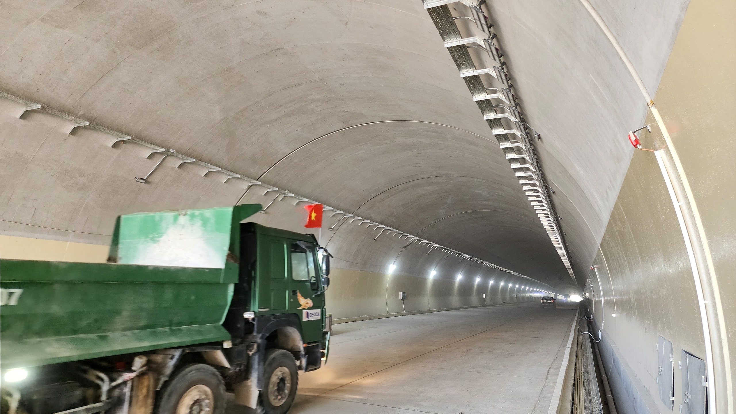 Ho&agrave;n th&agrave;nh vượt tiến độ hầm xuy&ecirc;n n&uacute;i, th&ocirc;ng xe 10km cao tốc Quảng Ng&atilde;i - Ho&agrave;i Nhơn- Ảnh 3.