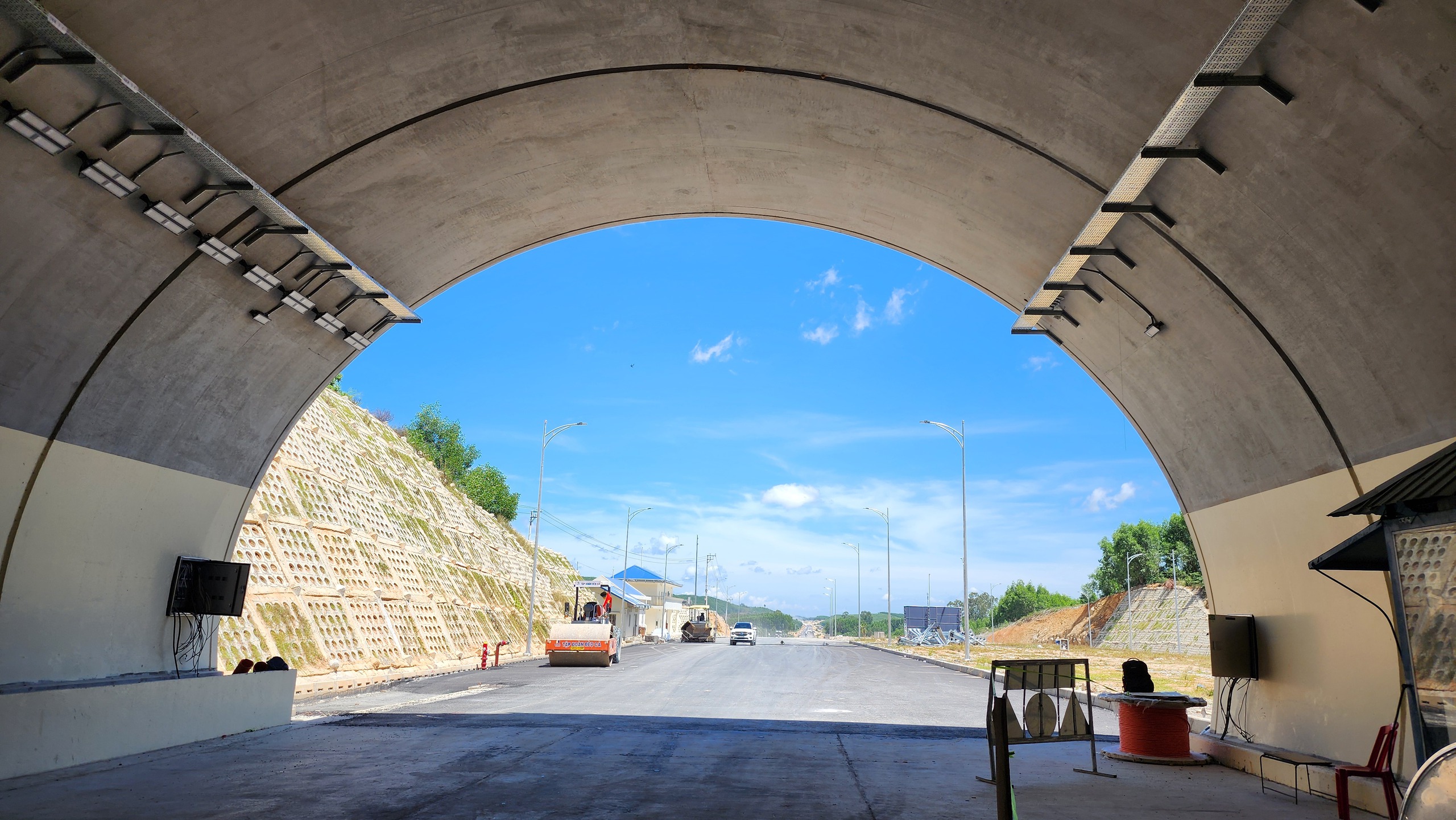 Ho&agrave;n th&agrave;nh vượt tiến độ hầm xuy&ecirc;n n&uacute;i, th&ocirc;ng xe 10km cao tốc Quảng Ng&atilde;i - Ho&agrave;i Nhơn- Ảnh 8.