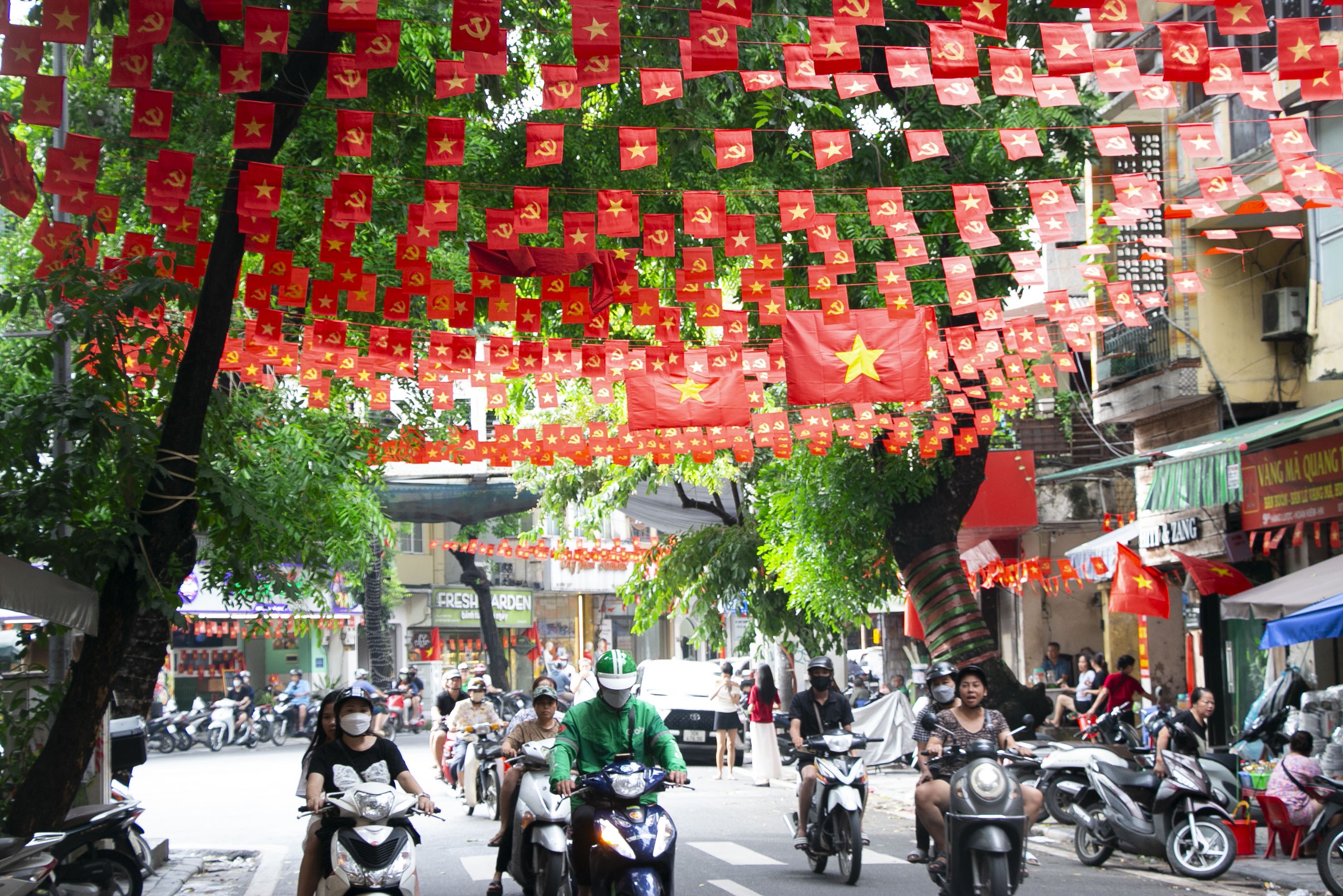 H&agrave; Nội: Phố cổ rợp cờ hoa, du kh&aacute;ch chen ch&acirc;n, h&agrave;o hứng check-in- Ảnh 6.