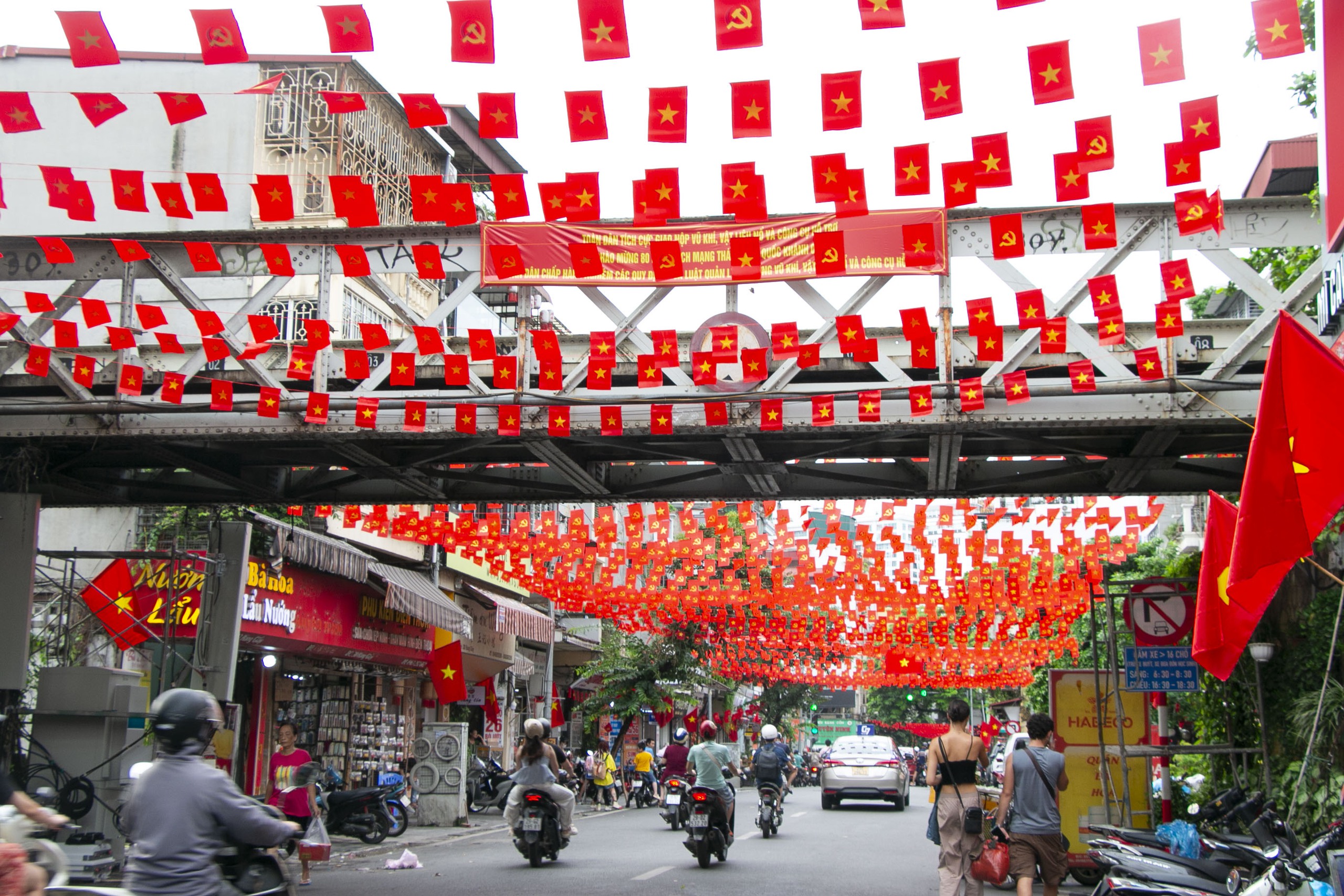 H&agrave; Nội: Phố cổ rợp cờ hoa, du kh&aacute;ch chen ch&acirc;n, h&agrave;o hứng check-in- Ảnh 3.