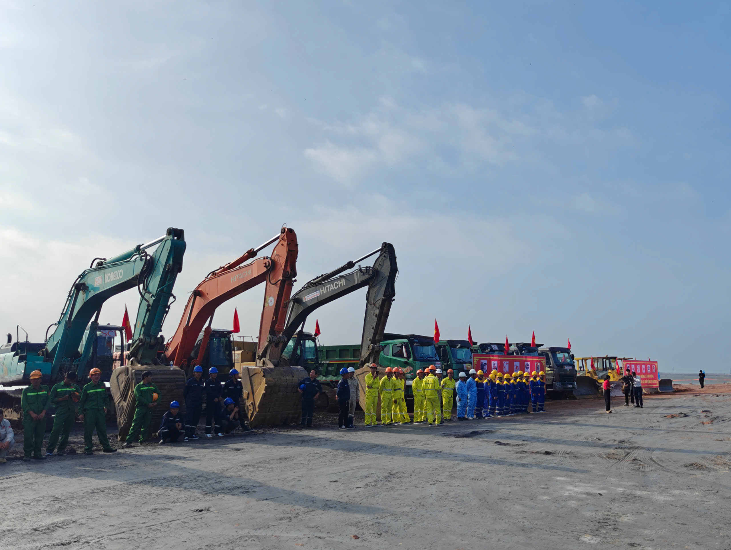 Đồng loạt khởi c&ocirc;ng, kh&aacute;nh th&agrave;nh 3 c&ocirc;ng tr&igrave;nh lớn, EVN bước v&agrave;o kỷ nguy&ecirc;n ph&aacute;t triển mới- Ảnh 5.