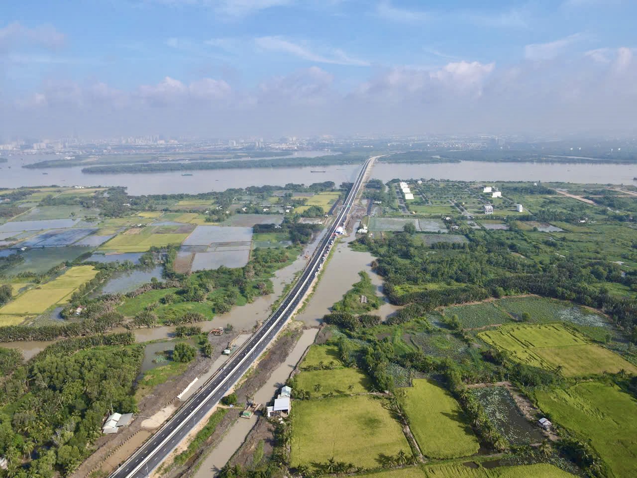 Người dân phấn khởi qua cầu Nhơn Trạch trong ngày đầu thông xe- Ảnh 9. Người dân phấn khởi qua cầu Nhơn Trạch trong ngày đầu thông xe- Ảnh 9.