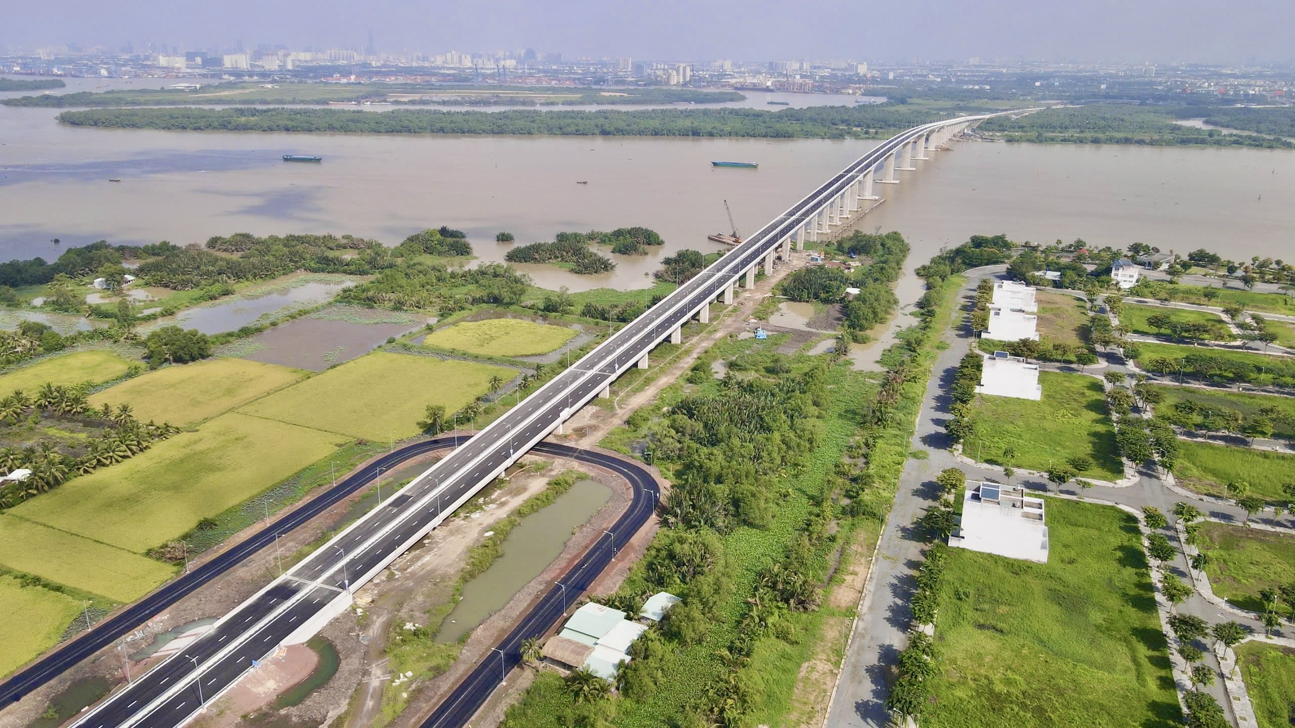 Người dân phấn khởi qua cầu Nhơn Trạch trong ngày đầu thông xe- Ảnh 1. Người dân phấn khởi qua cầu Nhơn Trạch trong ngày đầu thông xe- Ảnh 1.