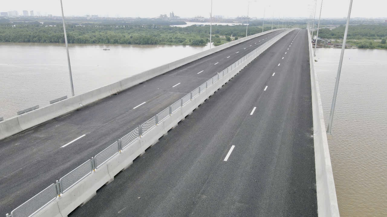 Người d&acirc;n phấn khởi qua cầu Nhơn Trạch trong ng&agrave;y đầu th&ocirc;ng xe- Ảnh 15.