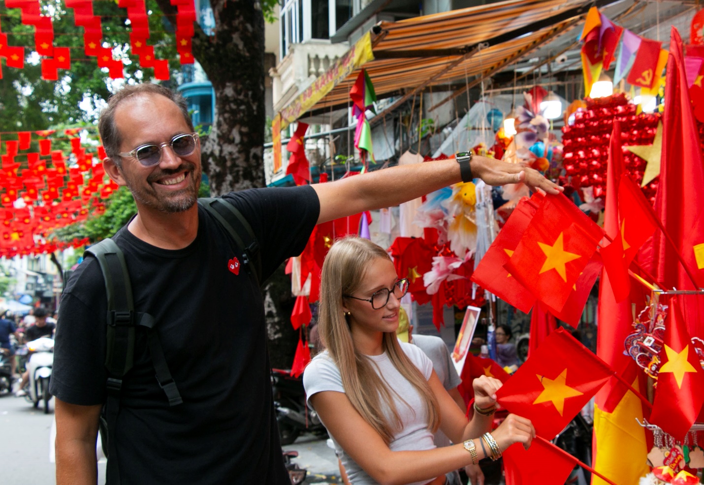 H&agrave; Nội: Phố cổ rợp cờ hoa, du kh&aacute;ch chen ch&acirc;n, h&agrave;o hứng check-in- Ảnh 12.