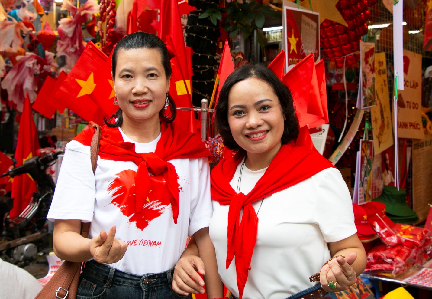 H&agrave; Nội: Phố cổ rợp cờ hoa, du kh&aacute;ch chen ch&acirc;n, h&agrave;o hứng check-in- Ảnh 14.