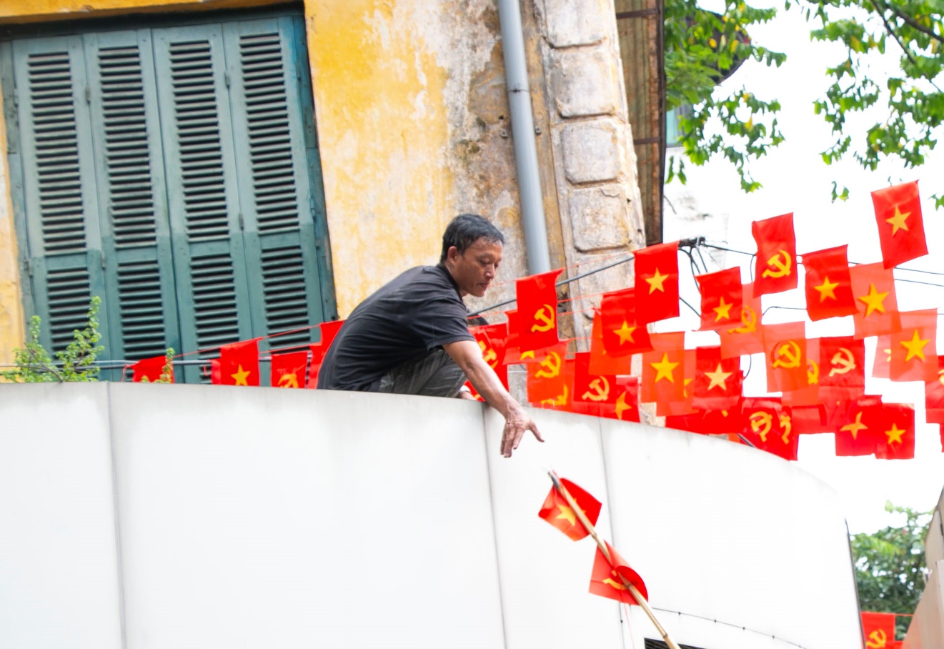 H&agrave; Nội: Phố cổ rợp cờ hoa, du kh&aacute;ch chen ch&acirc;n, h&agrave;o hứng check-in- Ảnh 16.