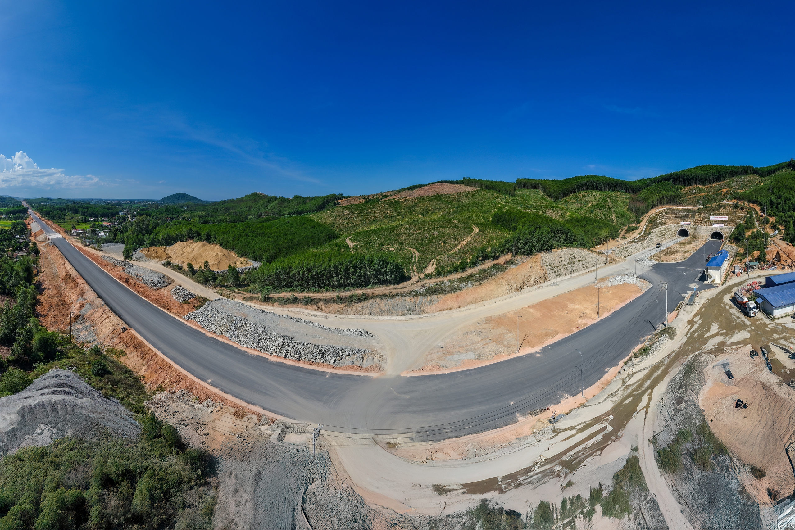 Ho&agrave;n th&agrave;nh vượt tiến độ hầm xuy&ecirc;n n&uacute;i, th&ocirc;ng xe 10km cao tốc Quảng Ng&atilde;i - Ho&agrave;i Nhơn- Ảnh 9.