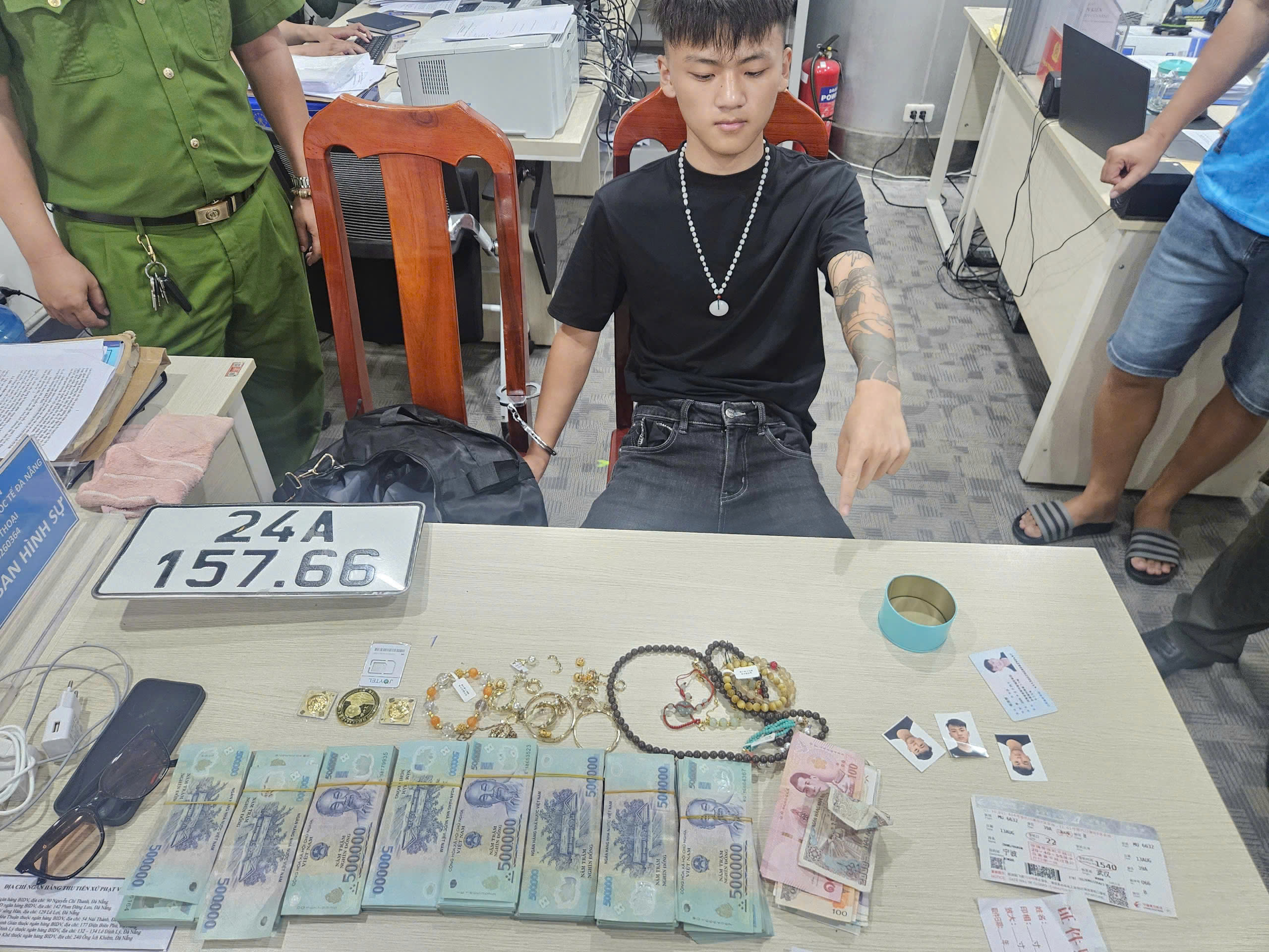 Trộm 600 triệu đồng, 2 người Trung Quốc bị bắt tại sân bay quốc tế Đà Nẵng- Ảnh 1. Trộm 600 triệu đồng, 2 người Trung Quốc bị bắt tại sân bay quốc tế Đà Nẵng- Ảnh 1.