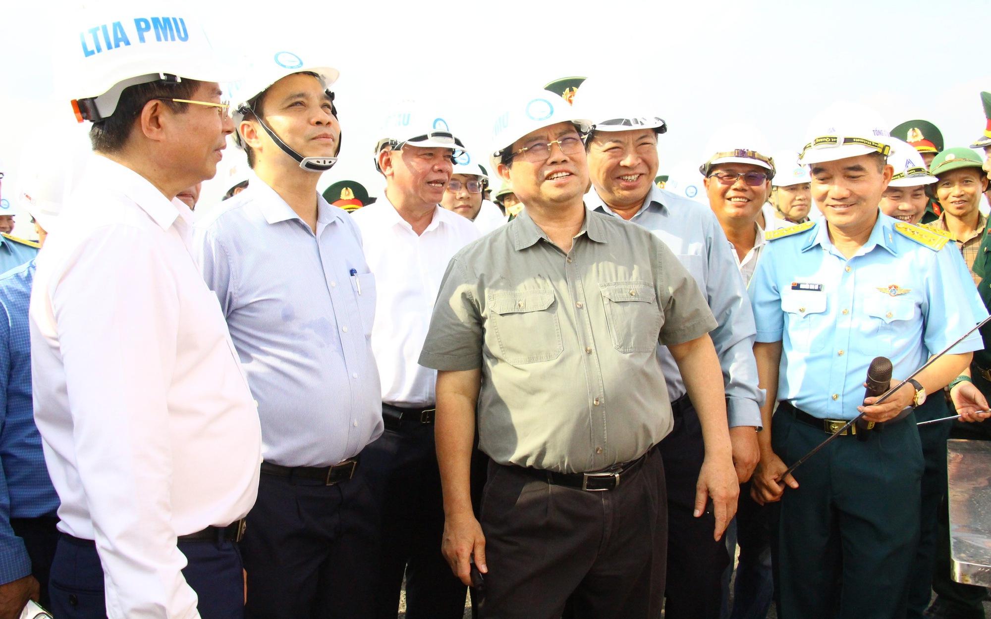 Thủ tướng Phạm Minh Ch&iacute;nh thị s&aacute;t đường cất hạ c&aacute;nh, nh&agrave; ga s&acirc;n bay Long Th&agrave;nh
