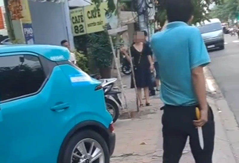 Nam t&agrave;i xế cầm dao c&atilde;i nhau với kh&aacute;ch sau khi g&acirc;y tai nạn t&ocirc;ng sập tường nh&agrave; d&acirc;n.