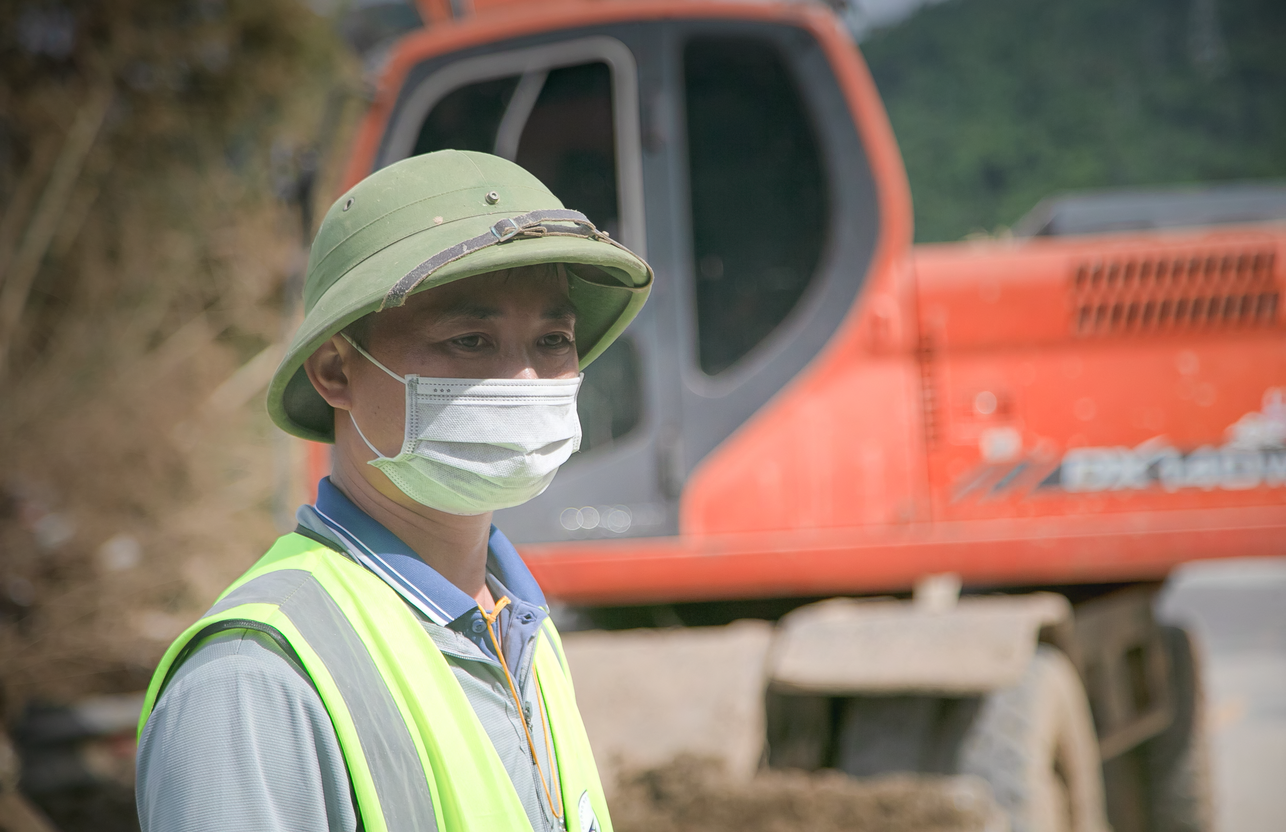 Ăn tranh thủ, ngủ tr&ecirc;n xe giữa rừng n&uacute;i hoang vu để mở "đường m&aacute;u" v&agrave;o t&acirc;m lũ ở Nghệ An- Ảnh 3.