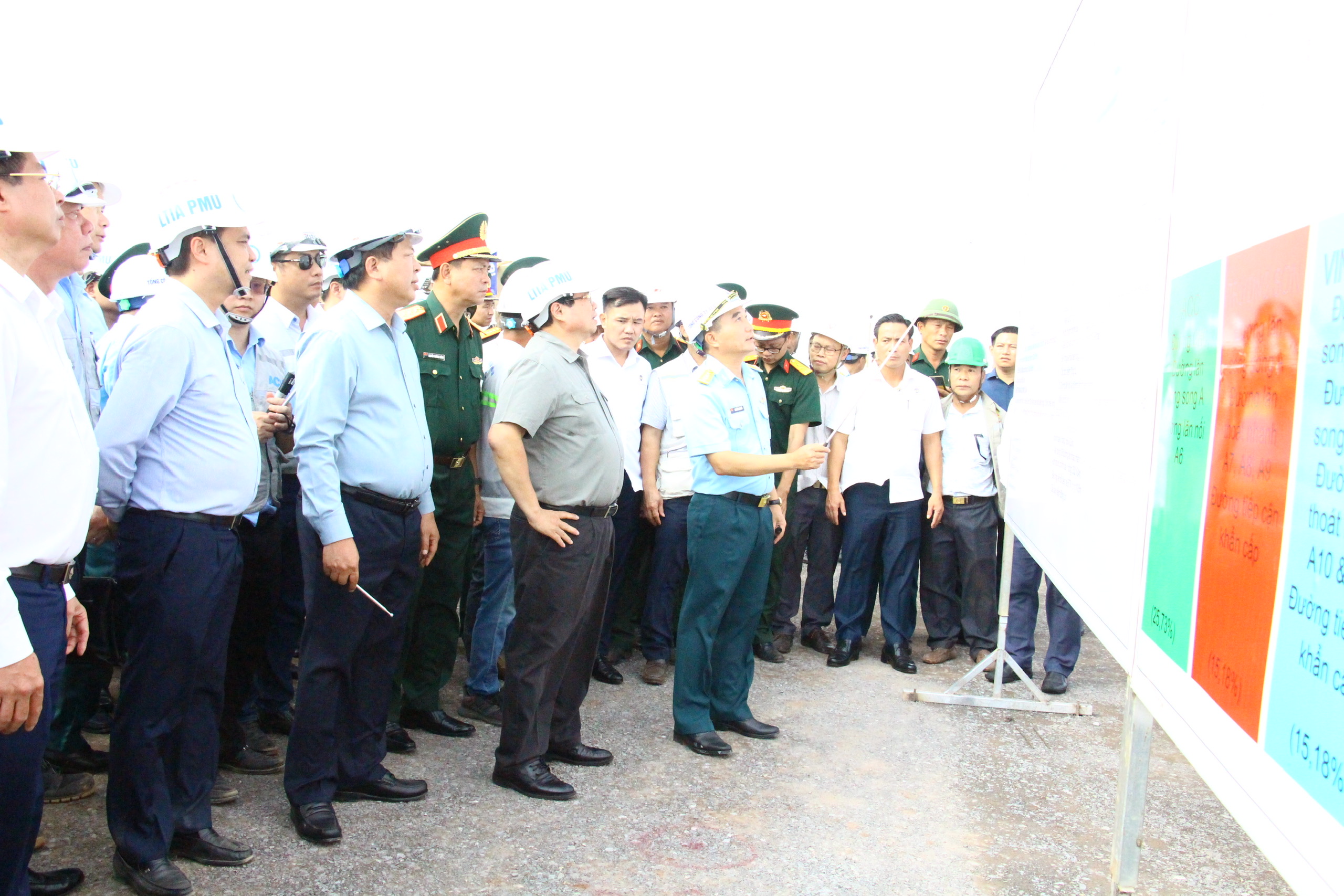 Thủ tướng Phạm Minh Chính thị sát đường cất hạ cánh, nhà ga sân bay Long Thành- Ảnh 8. Thủ tướng Phạm Minh Chính thị sát đường cất hạ cánh, nhà ga sân bay Long Thành- Ảnh 8.