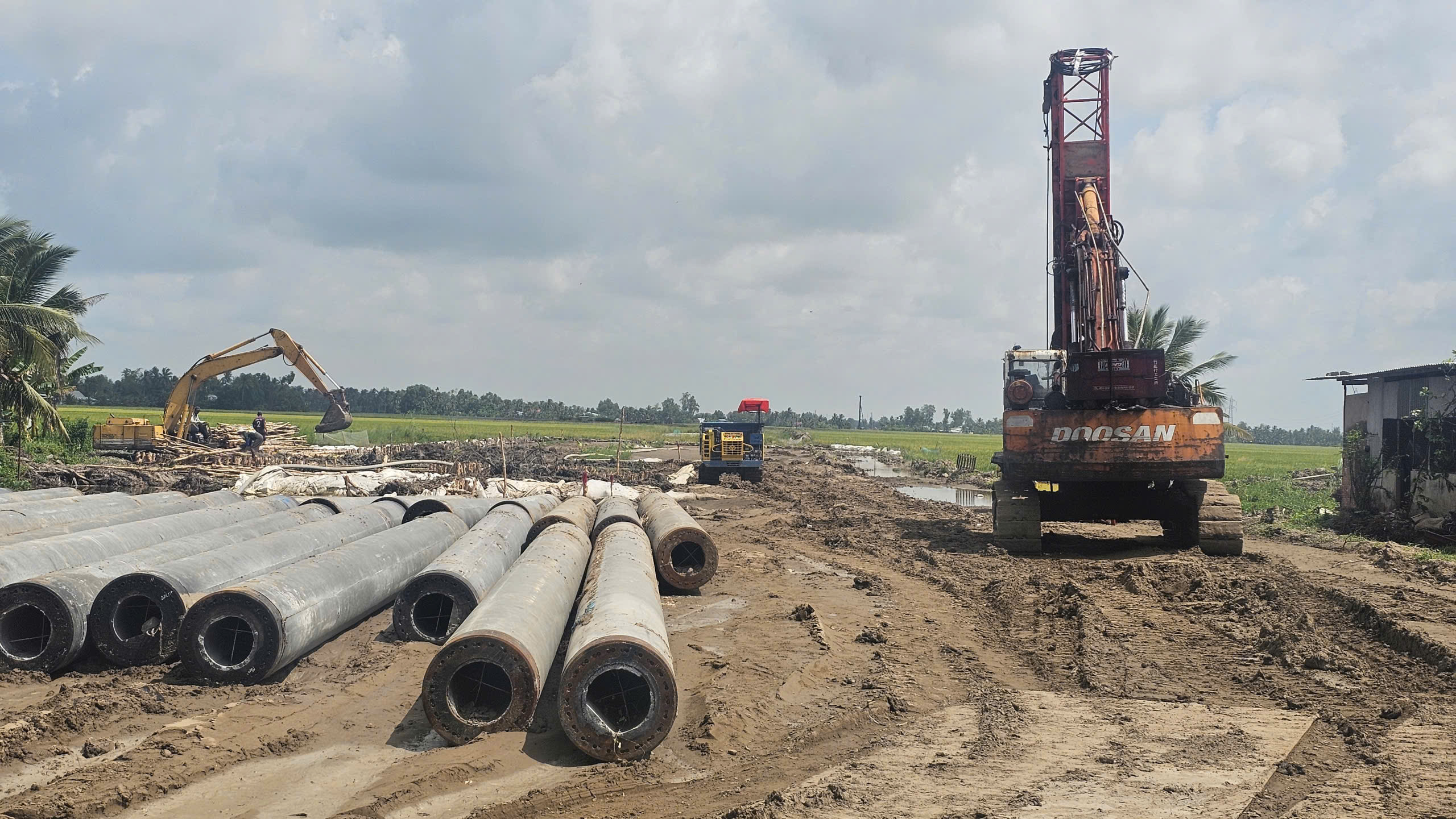 Đo&agrave;n c&ocirc;ng t&aacute;c Quốc hội khảo s&aacute;t thực địa dự &aacute;n đường Hồ Ch&iacute; Minh tại An Giang- Ảnh 2.