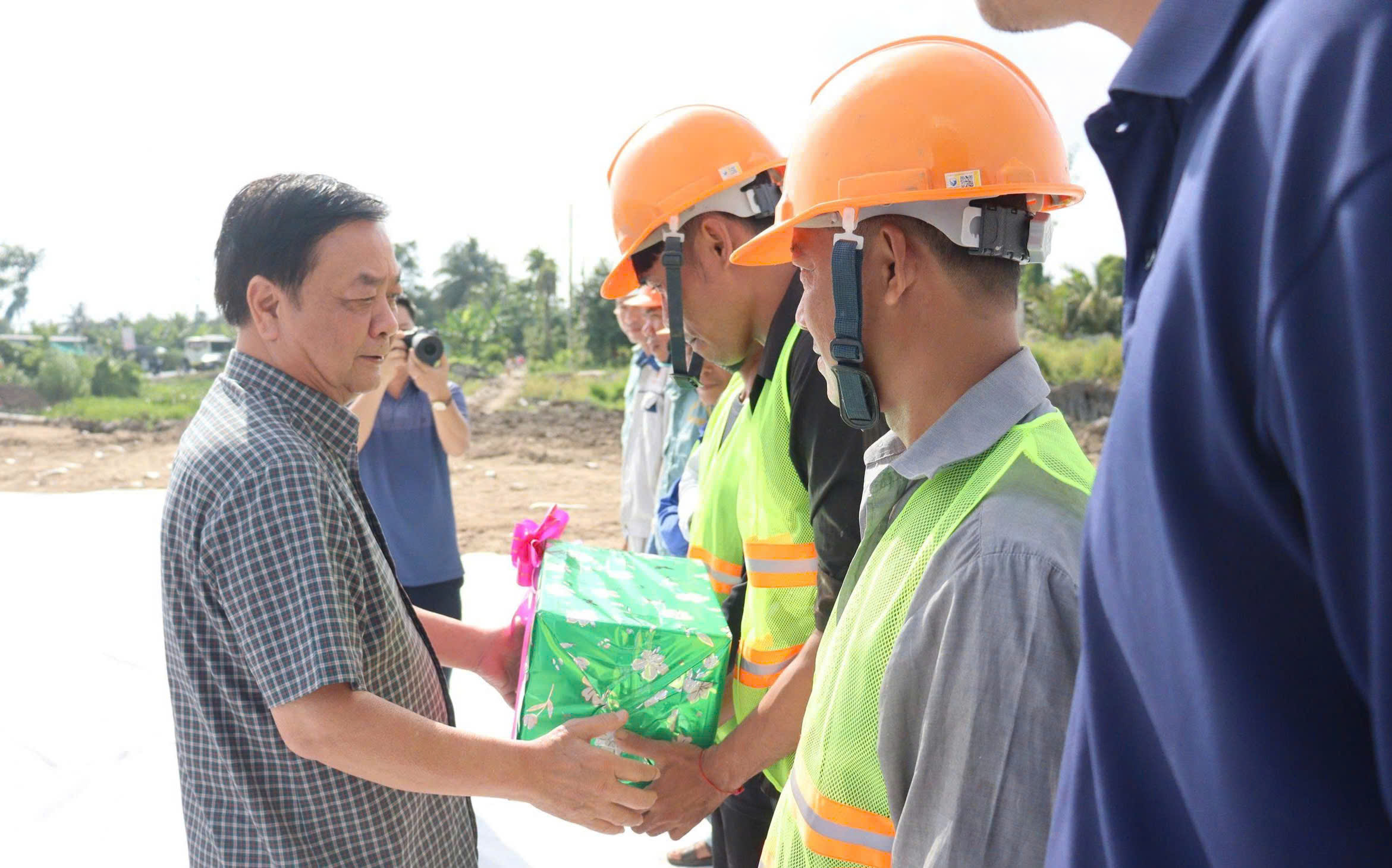 Đo&agrave;n c&ocirc;ng t&aacute;c Quốc hội khảo s&aacute;t thực địa dự &aacute;n đường Hồ Ch&iacute; Minh tại An Giang- Ảnh 3.