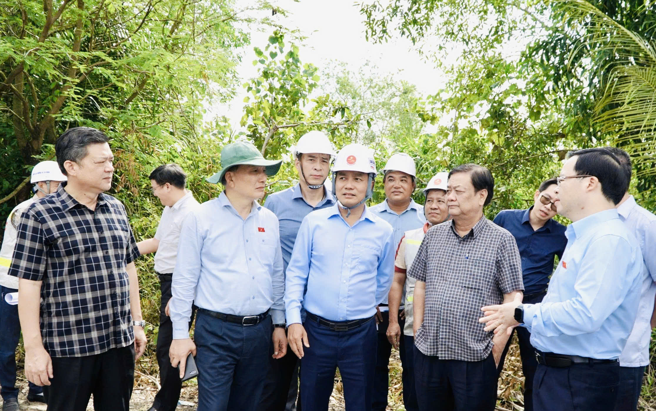 Đo&agrave;n c&ocirc;ng t&aacute;c Quốc hội khảo s&aacute;t thực địa dự &aacute;n đường Hồ Ch&iacute; Minh tại An Giang- Ảnh 1.