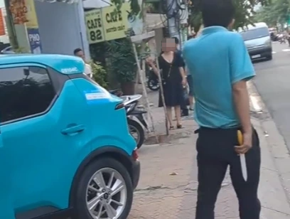Khống chế t&agrave;i xế taxi c&ocirc;ng nghệ cầm dao c&atilde;i nhau với kh&aacute;ch ở TP.HCM- Ảnh 1.