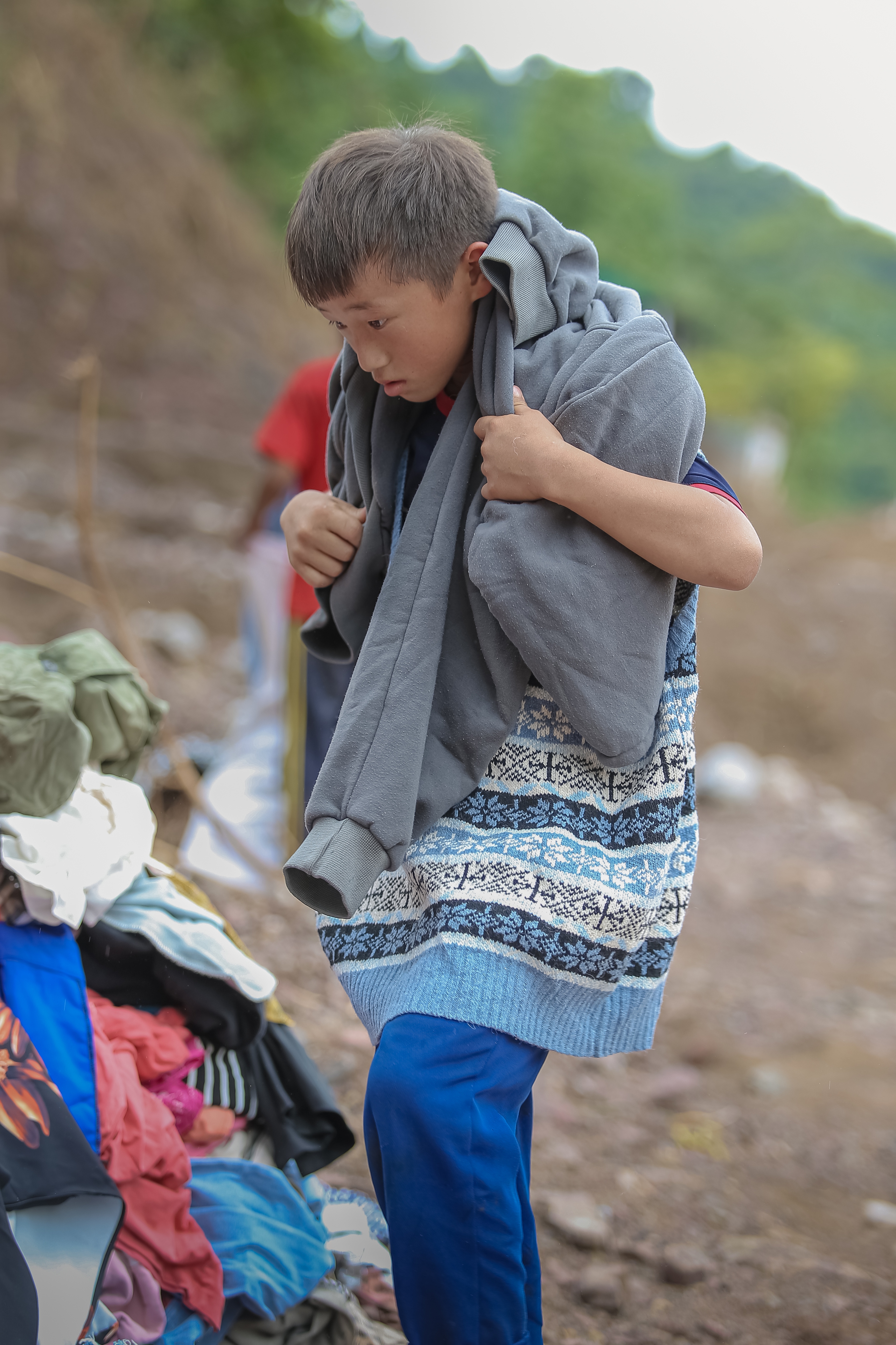 Những đứa trẻ v&ugrave;ng lũ "lần đầu trong đời được ăn c&aacute;i kẹo thơm ngon như vậy"- Ảnh 8.