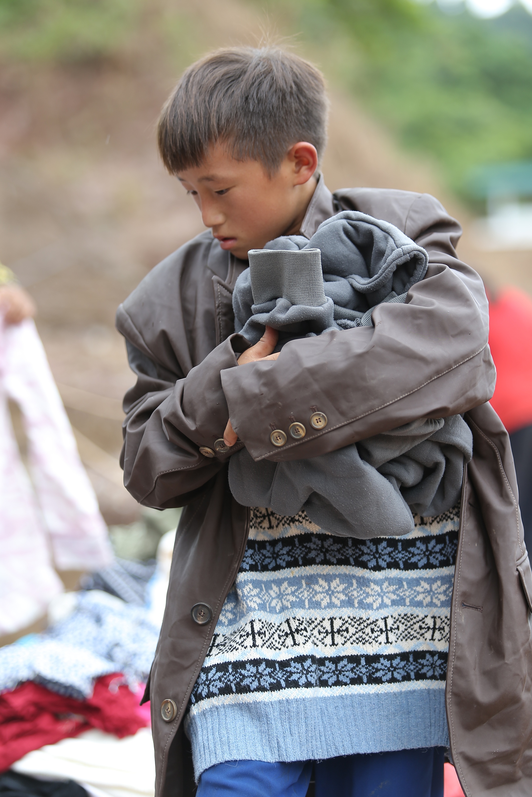 Những đứa trẻ v&ugrave;ng lũ "lần đầu trong đời được ăn c&aacute;i kẹo thơm ngon như vậy"- Ảnh 9.