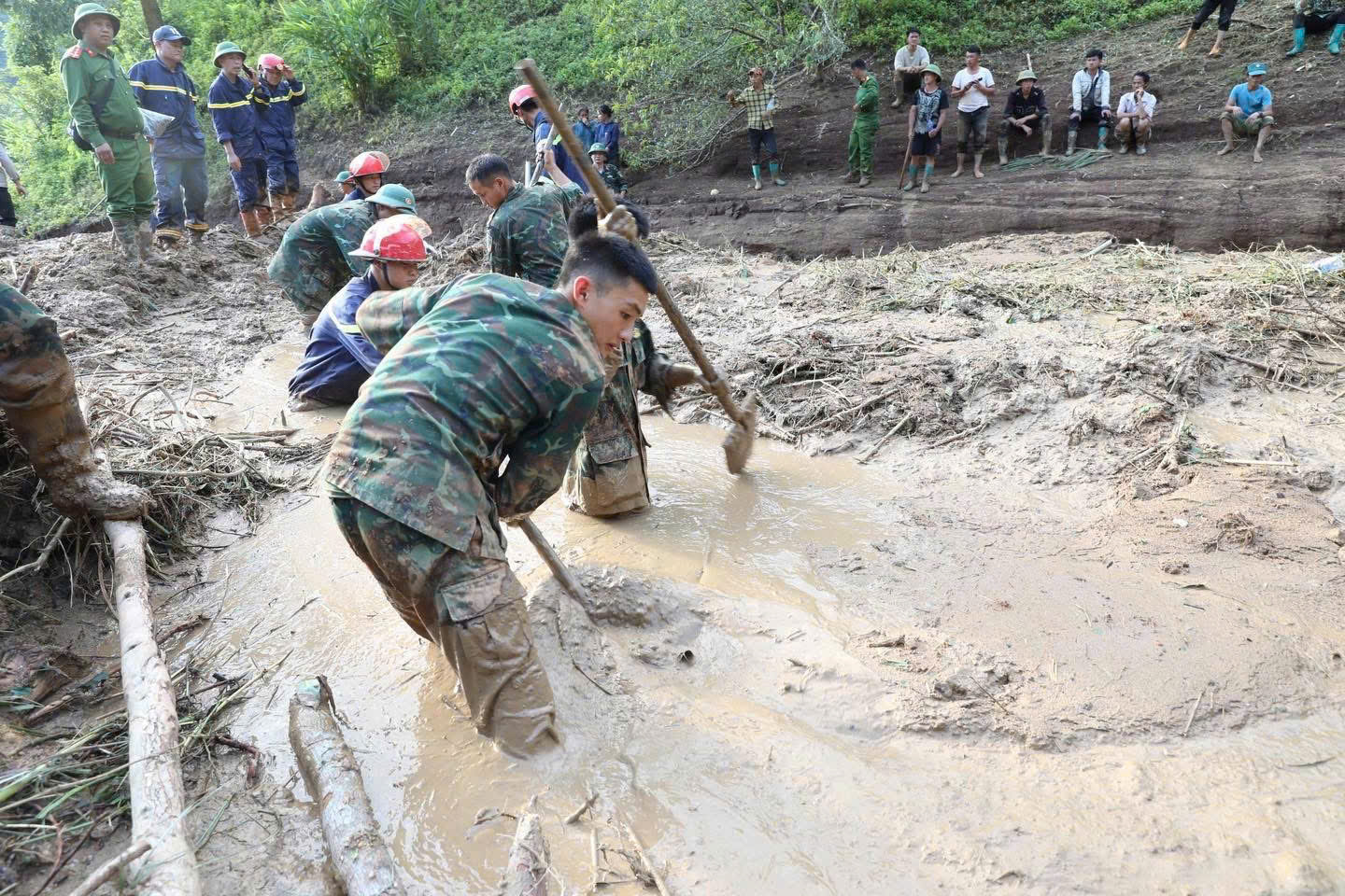 Điện Bi&ecirc;n: T&igrave;m thấy thi thể 5 nạn nh&acirc;n, hơn 300 điểm sạt sụt chặn đường cứu hộ- Ảnh 4.
