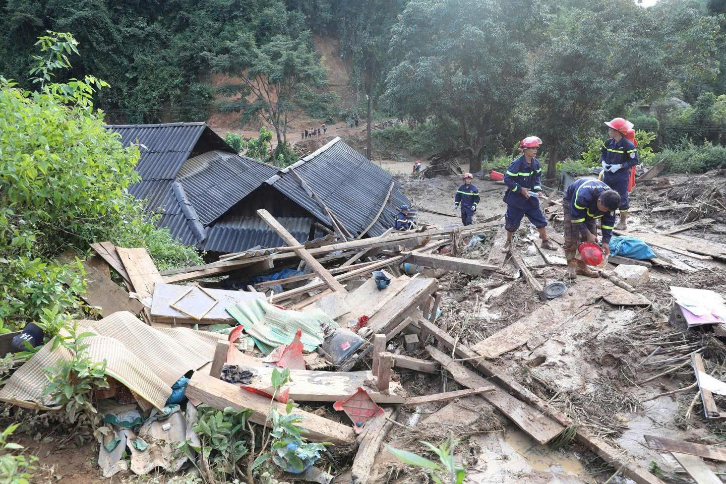 Thủ tướng trực tiếp kiểm tra, chỉ đạo khắc phục hậu quả mưa lũ ở Điện Bi&ecirc;n- Ảnh 5.