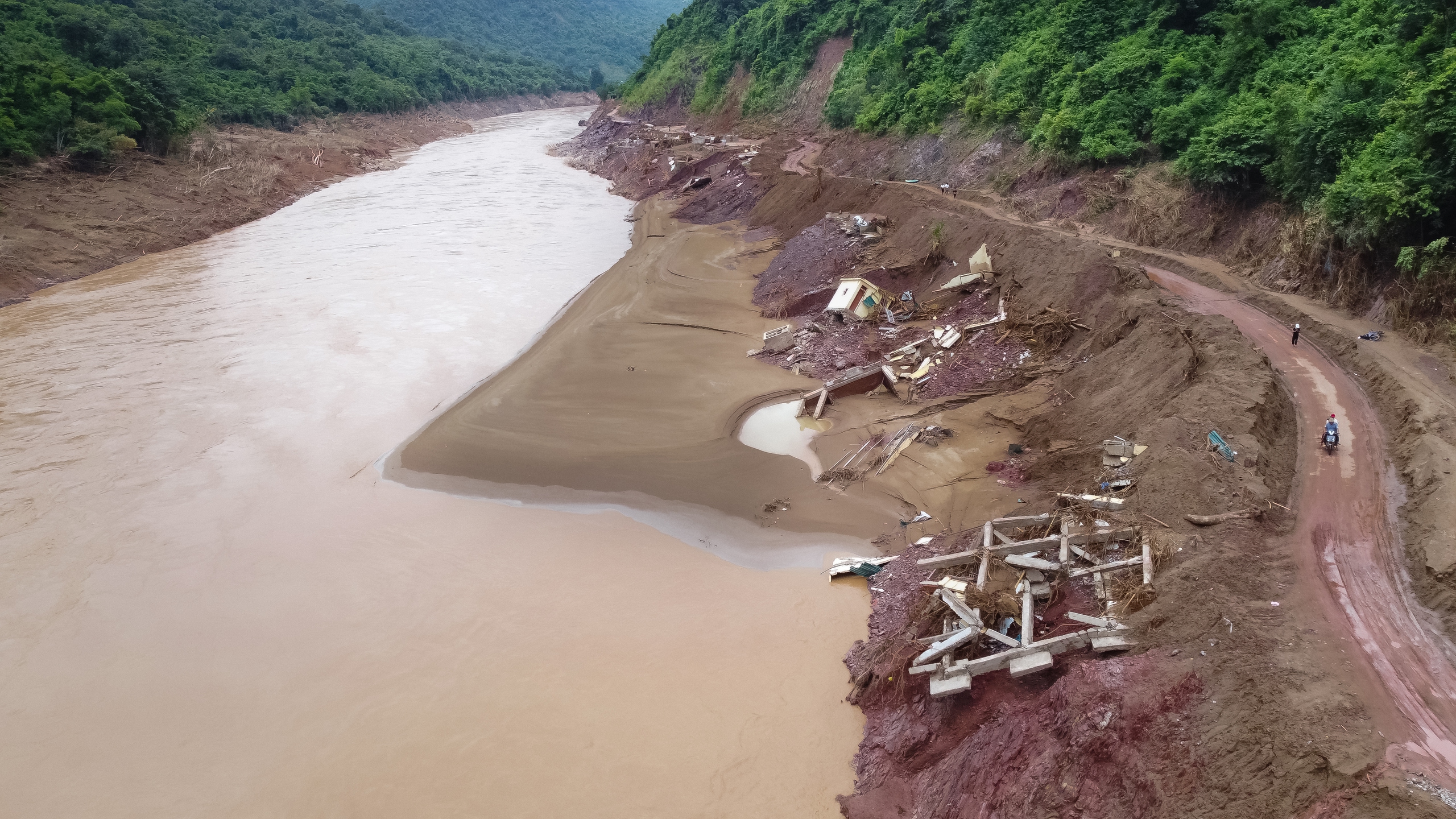 Ăn tranh thủ, ngủ tr&ecirc;n xe giữa rừng n&uacute;i hoang vu để mở "đường m&aacute;u" v&agrave;o t&acirc;m lũ ở Nghệ An- Ảnh 4.