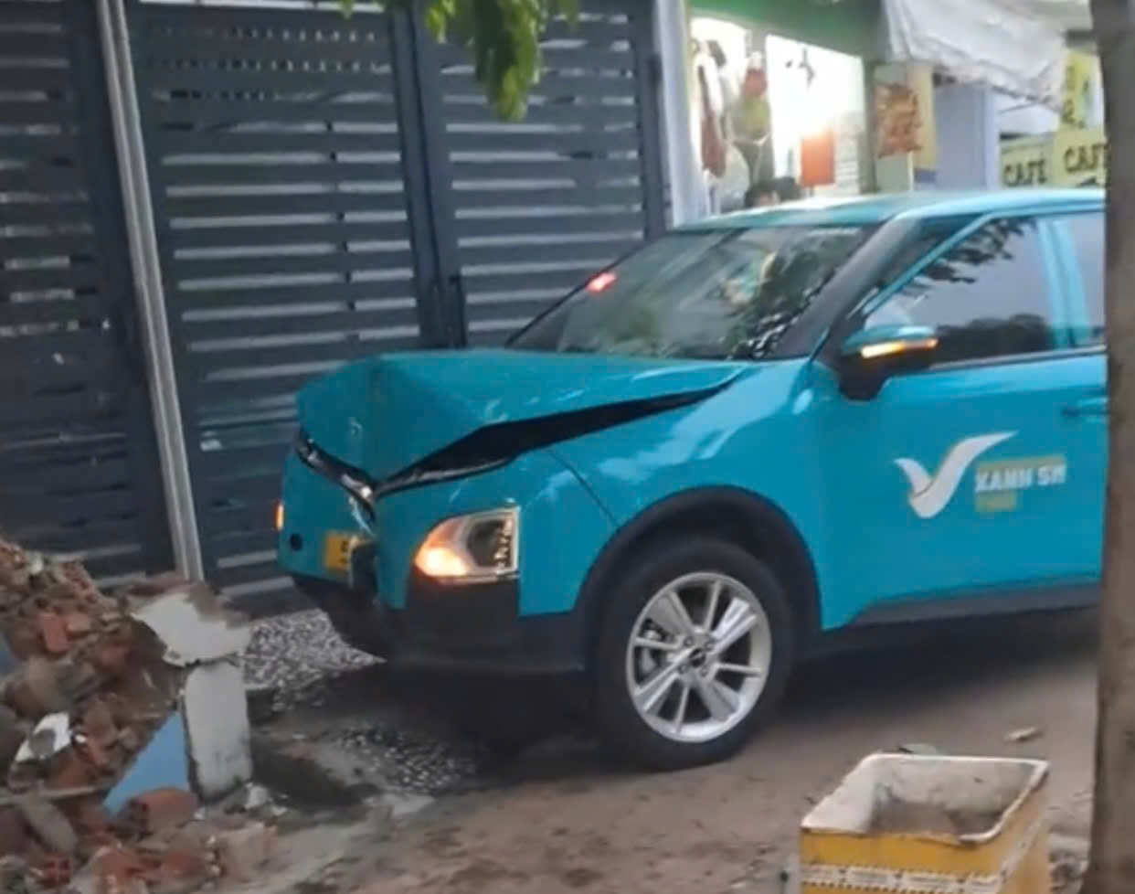 Khống chế t&agrave;i xế taxi c&ocirc;ng nghệ cầm dao c&atilde;i nhau với kh&aacute;ch ở TP.HCM- Ảnh 2.