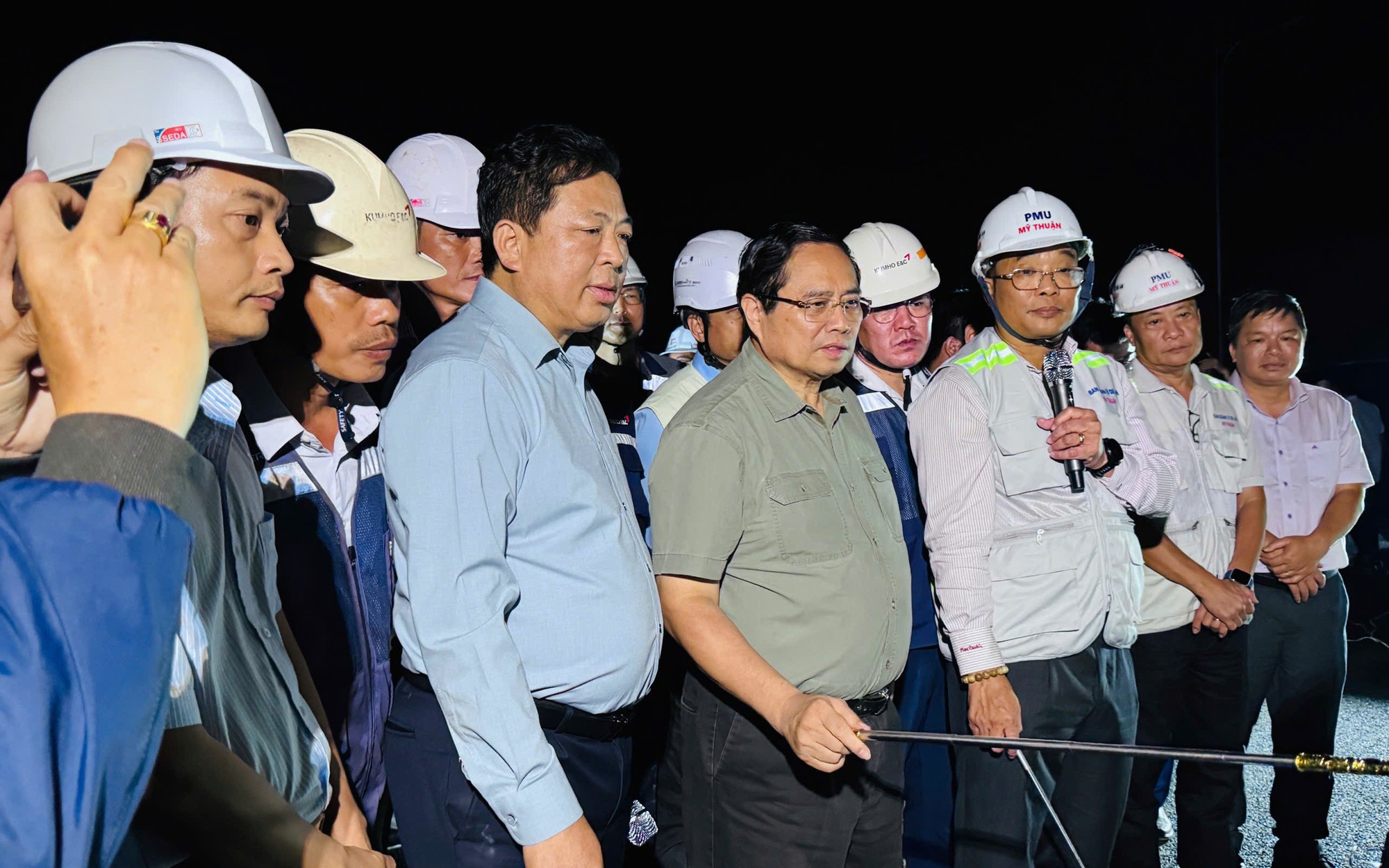 Thủ tướng Phạm Minh Ch&iacute;nh kiểm tra cầu Nhơn Trạch, y&ecirc;u cầu ho&agrave;n th&agrave;nh đ&uacute;ng tiến độ