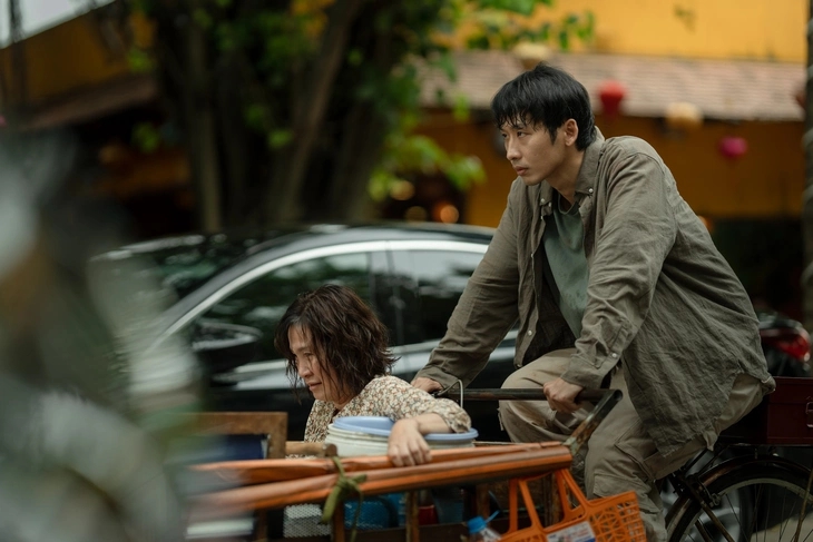 "Mang mẹ đi bỏ" thu về 48 tỷ đồng trong 4 ngày đầu- Ảnh 7. "Mang mẹ đi bỏ" thu về 48 tỷ đồng trong 4 ngày đầu- Ảnh 7.