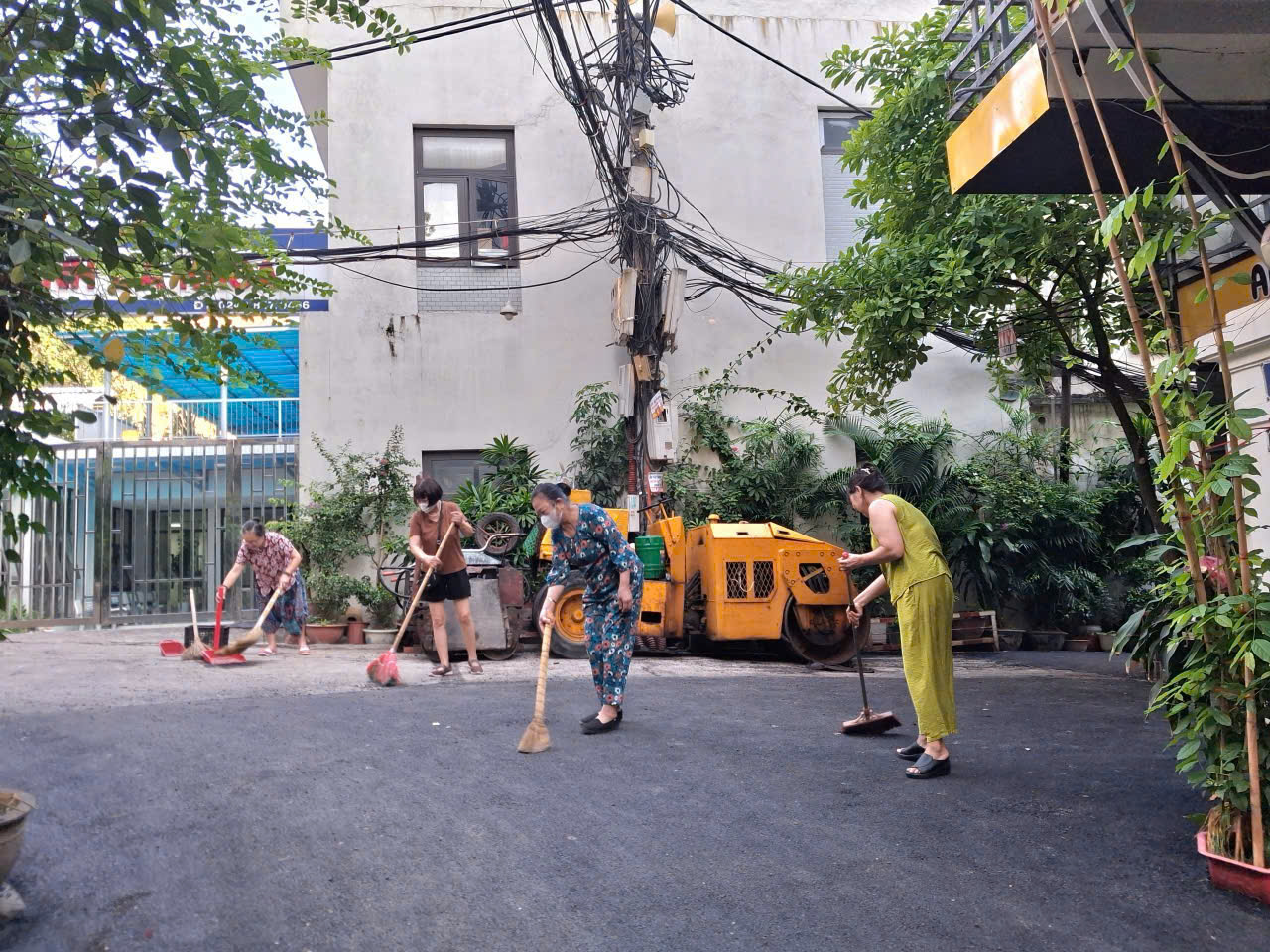 C:\Users\HP\Desktop\HN Ra qu&acirc;n\T&acirc;y Hồ\z6865237334016_374560821289cdde5df9b3f6e76b9fad.jpg