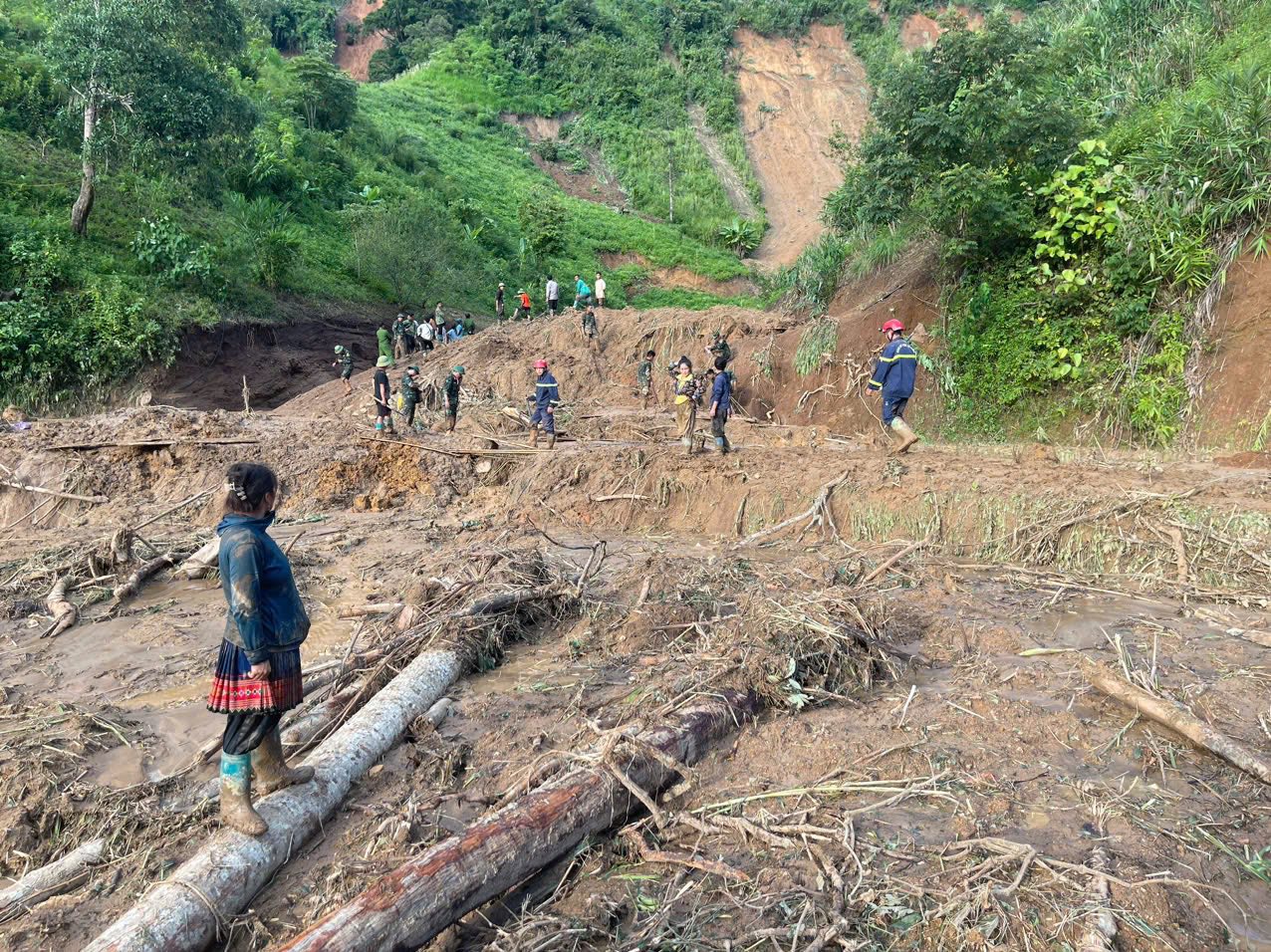 Thủ tướng trực tiếp kiểm tra, chỉ đạo khắc phục hậu quả mưa lũ ở Điện Bi&ecirc;n- Ảnh 6.