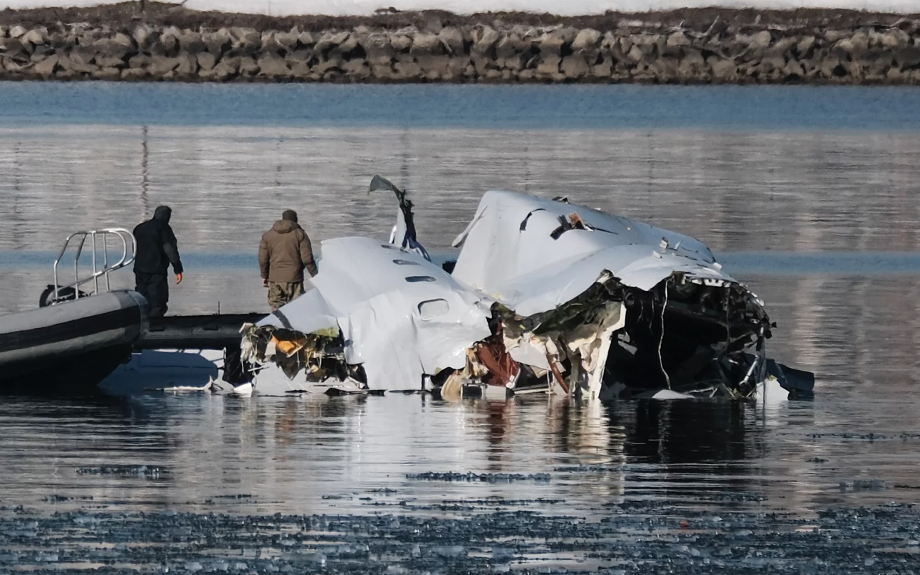 Mỹ: Trực thăng y tế rơi trên đường cao tốc khiến 3 người nguy kịch- Ảnh 2. Hé lộ vấn đề kỹ thuật nghiêm trọng vụ rơi trực thăng quân sự Mỹ ở Washington