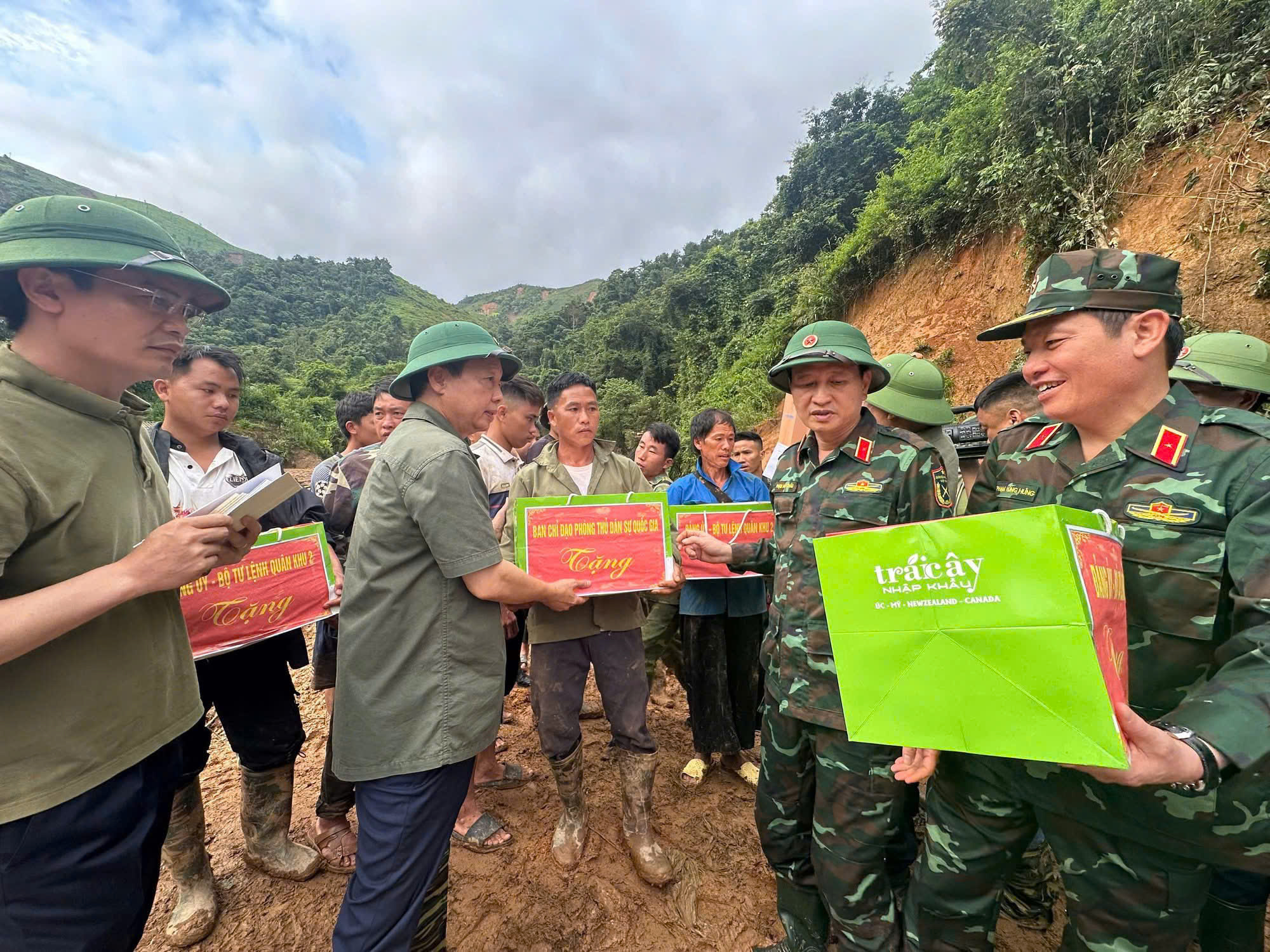 Phó thủ tướng Trần Hồng Hà trực tiếp vận chuyển hàng cứu trợ ở Điện Biên- Ảnh 1. Phó thủ tướng Trần Hồng Hà trực tiếp vận chuyển hàng cứu trợ ở Điện Biên- Ảnh 1.