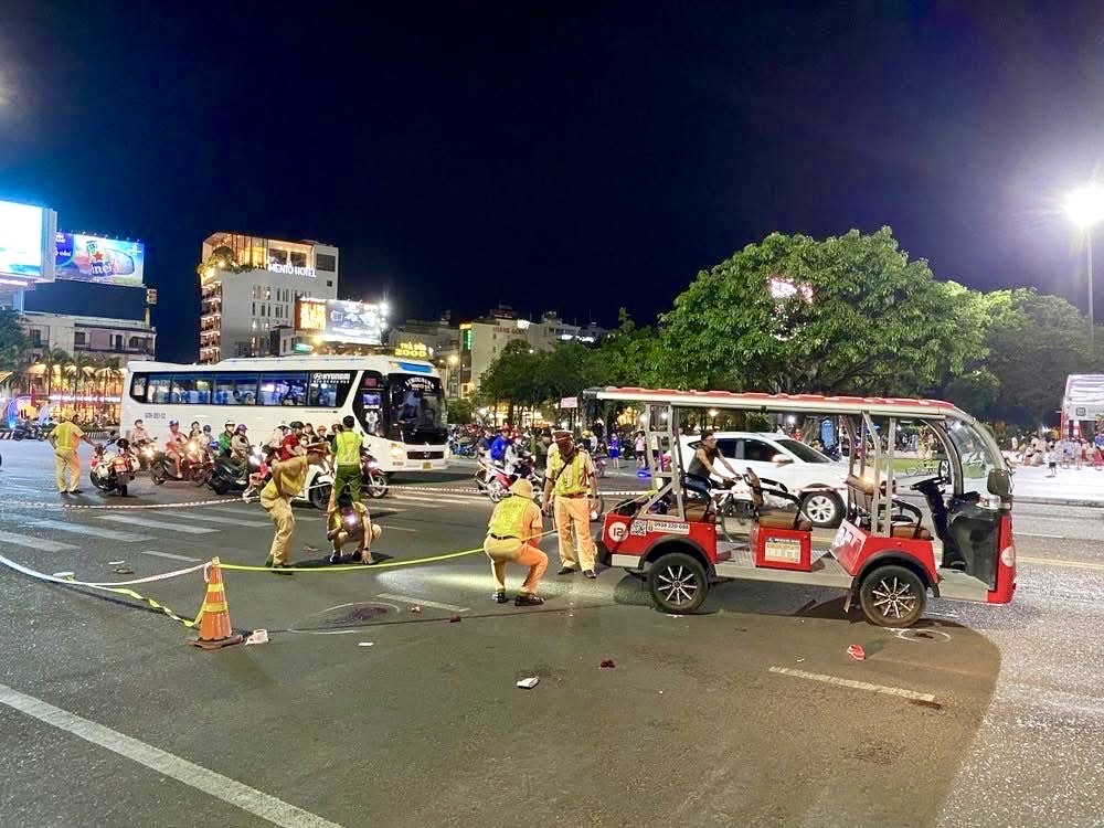 Xe điện du lịch t&ocirc;ng nh&oacute;m người đi bộ ở Gia Lai, một phụ nữ tử vong- Ảnh 1.