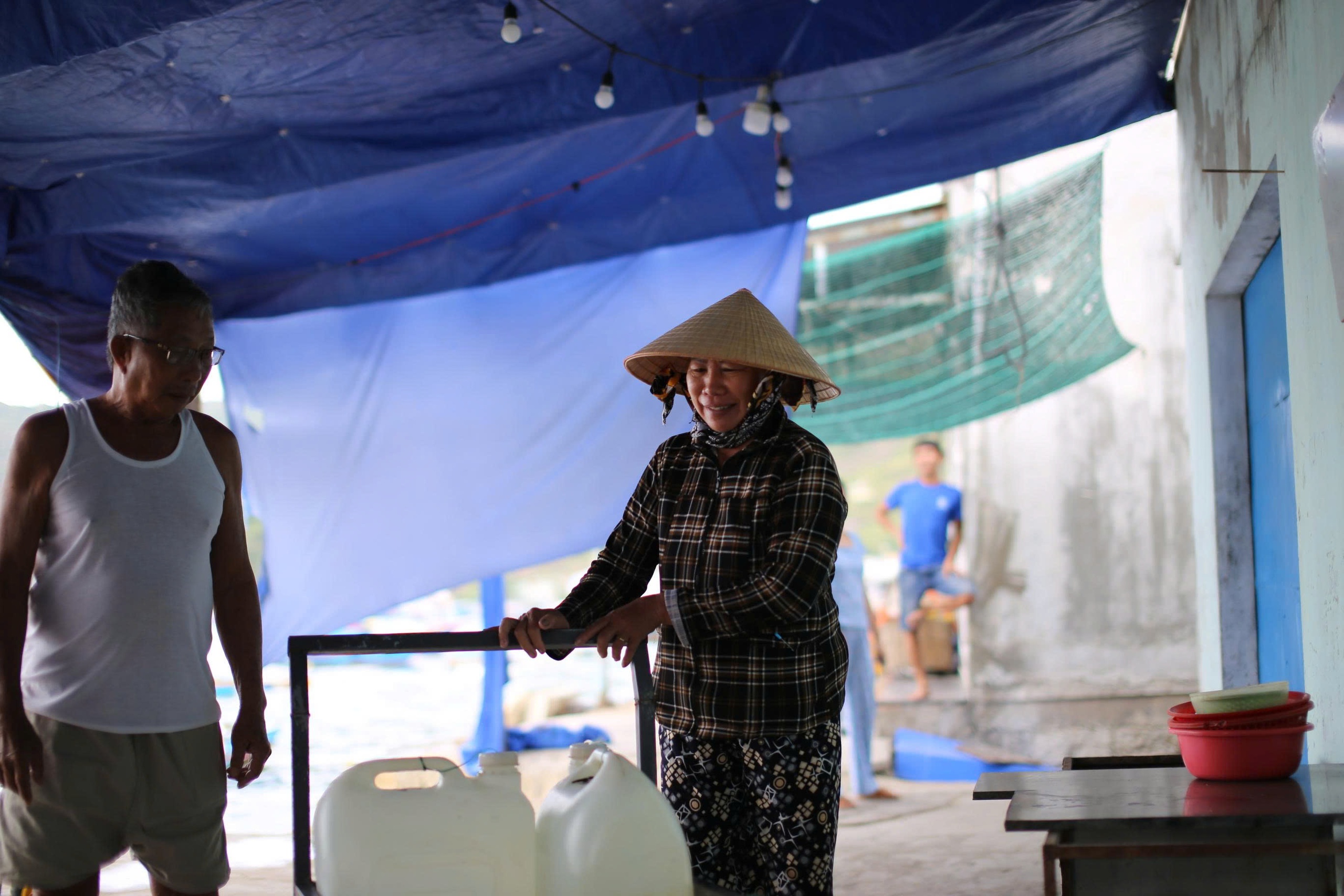Giếng nhiễm mặn, h&agrave;ng trăm hộ d&acirc;n v&ugrave;ng ốc đảo ở Quy Nhơn kh&aacute;t nước sạch- Ảnh 4.