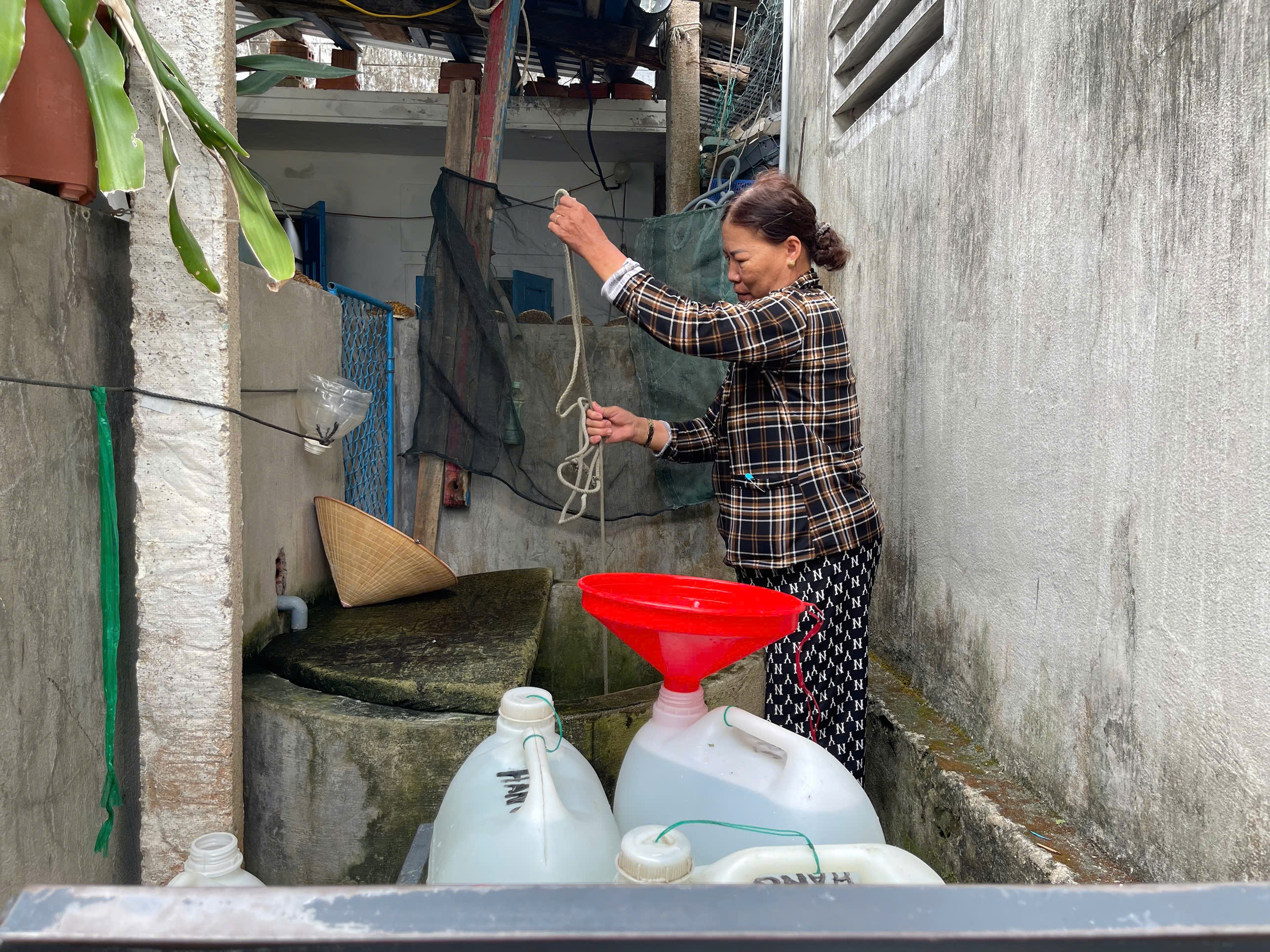 Giếng nhiễm mặn, h&agrave;ng trăm hộ d&acirc;n v&ugrave;ng ốc đảo ở Quy Nhơn kh&aacute;t nước sạch- Ảnh 3.