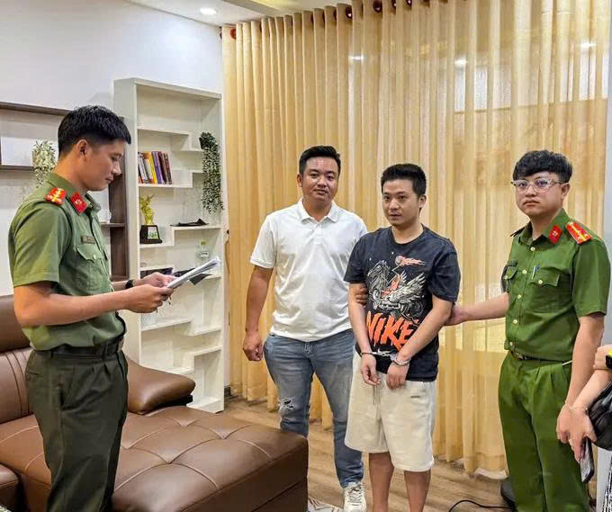 Đối tượng người nước ngo&agrave;i trốn truy n&atilde; đỏ 4 năm bị bắt tại Kh&aacute;nh H&ograve;a- Ảnh 1.