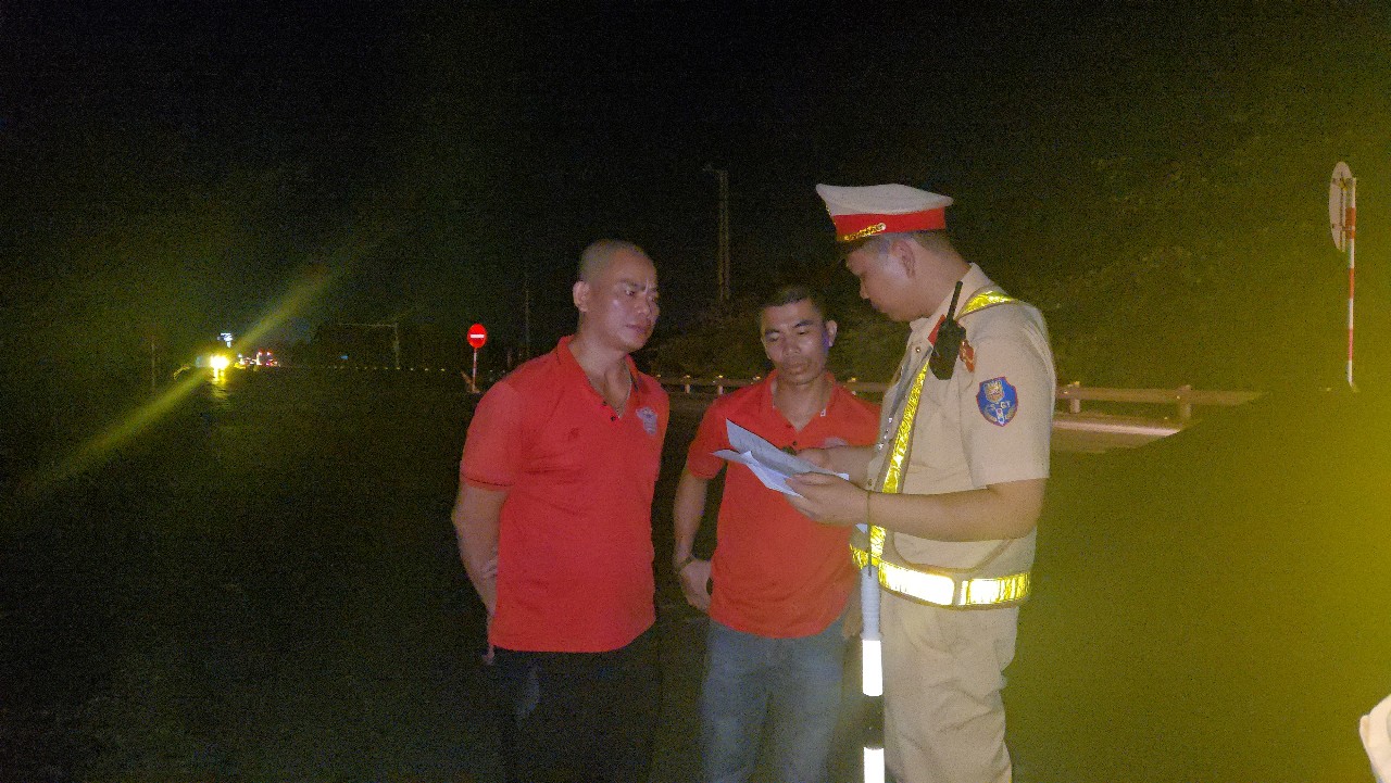 Huế, Quảng Trị li&ecirc;n tiếp xử l&yacute; xe tr&aacute; h&igrave;nh, gắn ph&ugrave; hiệu hợp đồng để gom kh&aacute;ch lẻ- Ảnh 2.