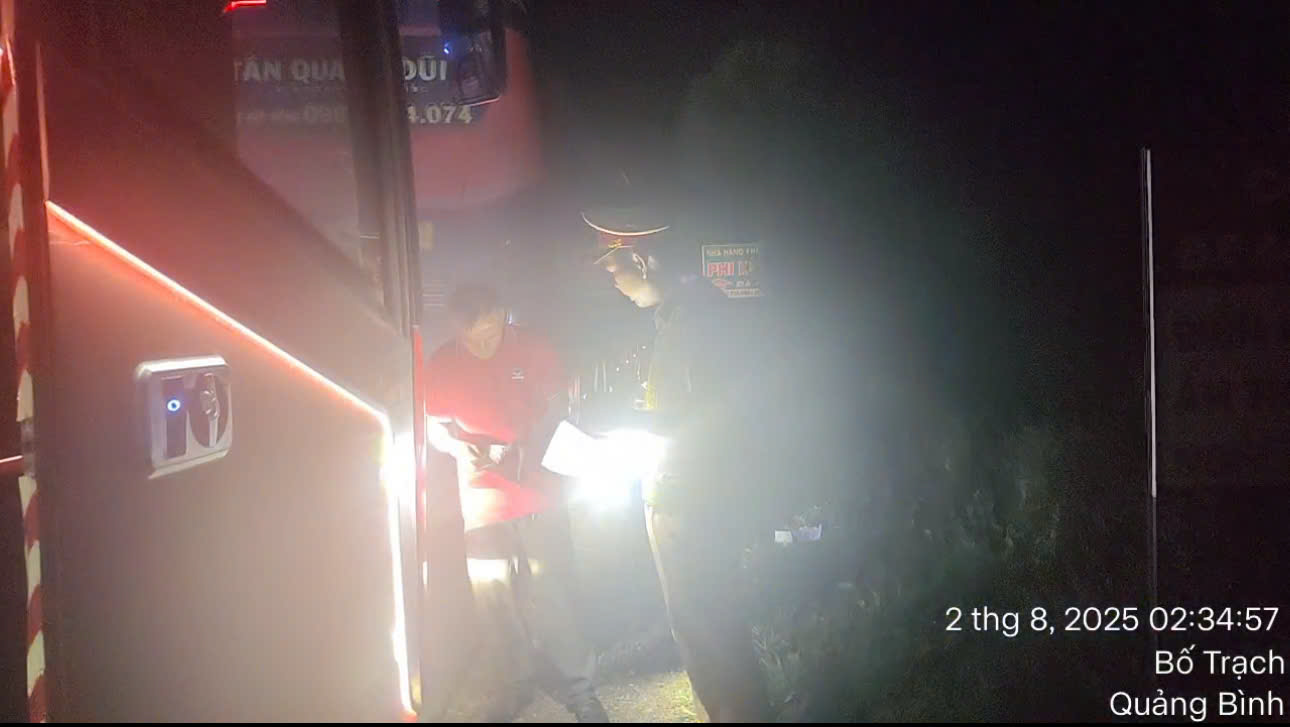 Huế, Quảng Trị li&ecirc;n tiếp xử l&yacute; xe tr&aacute; h&igrave;nh, gắn ph&ugrave; hiệu hợp đồng để gom kh&aacute;ch lẻ- Ảnh 3.
