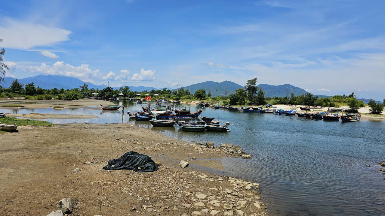 Huế: Chi gần 10 tỷ đồng để nạo v&eacute;t, cửa biển vẫn bồi lấp trở lại- Ảnh 6.
